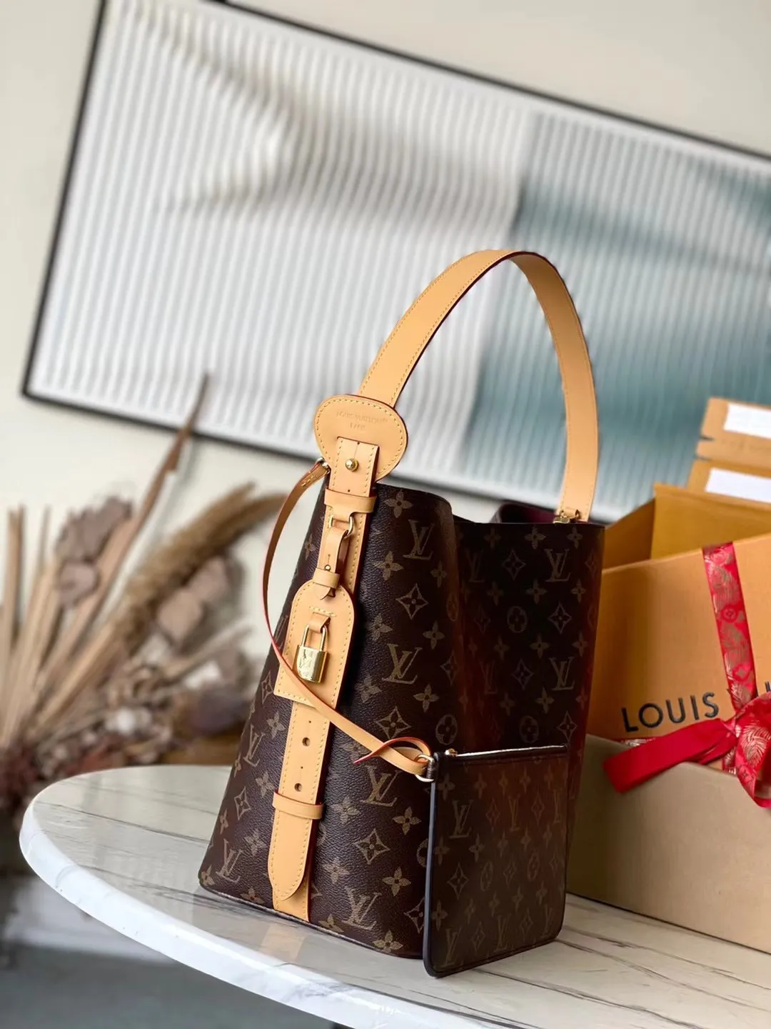 💰860 Top original order M12926 This large Alin handbag is made of Monogram canvas to create a bucket bag configuration, with ample space to accommodate daily needs such as a laptop computer. The adjustable leather shoulder strap pays homage to the Louis Vuitton trunk elements of the 1930s. The opening and closing design creates a retractable style, and the shiny metal parts add a trendy touch. Dimensions: 26 × 31 × 18 cm