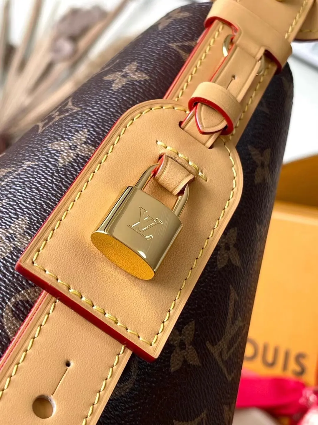 💰860 Top original order M12926 This large Alin handbag is made of Monogram canvas to create a bucket bag configuration, with ample space to accommodate daily needs such as a laptop computer. The adjustable leather shoulder strap pays homage to the Louis Vuitton trunk elements of the 1930s. The opening and closing design creates a retractable style, and the shiny metal parts add a trendy touch. Dimensions: 26 × 31 × 18 cm