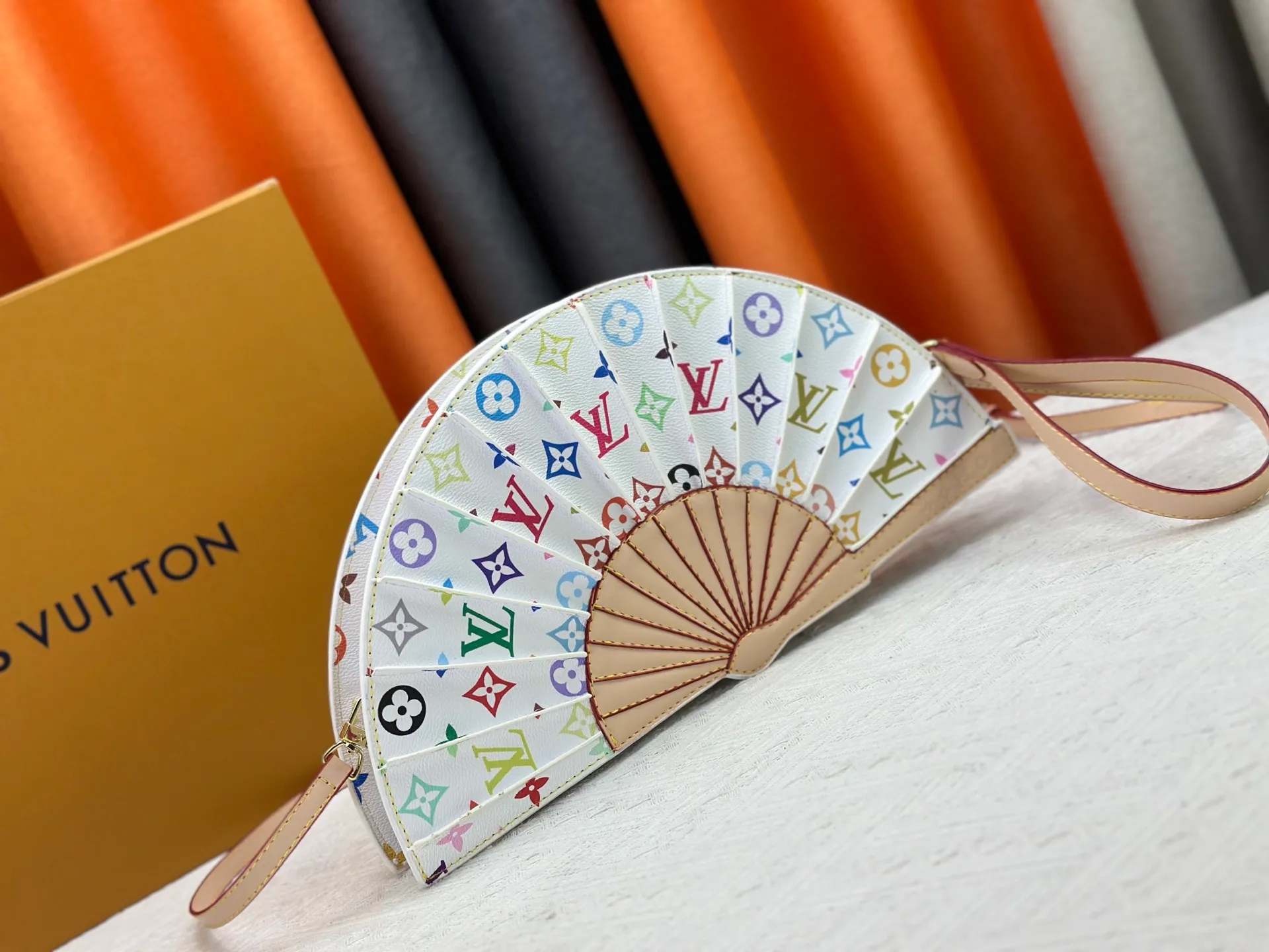 P400 upgrades the original M14804 LV Fan handbag, which is made of Monogram canvas. It debuts on the 2025 spring and summer show with a unique design, making it a collector's choice. The leather is embellished with Monogram floral details and can be carried by hand or on the shoulder.  Dimensions: 𝟑𝟕.𝟎 𝐱 𝟏𝟗.𝟎 𝐱 𝟔.𝟎 cm (Length 𝐱 Height 𝐱 Width)