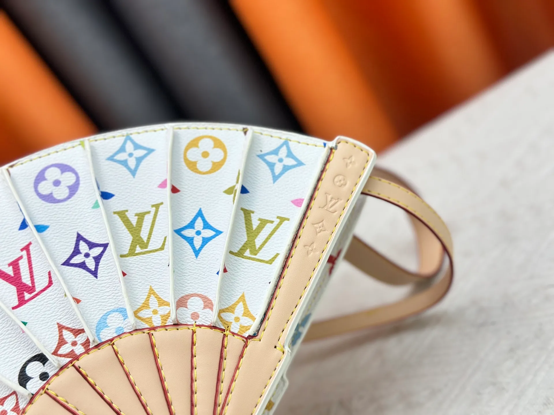 P400 upgrades the original M14804 LV Fan handbag, which is made of Monogram canvas. It debuts on the 2025 spring and summer show with a unique design, making it a collector's choice. The leather is embellished with Monogram floral details and can be carried by hand or on the shoulder.  Dimensions: 𝟑𝟕.𝟎 𝐱 𝟏𝟗.𝟎 𝐱 𝟔.𝟎 cm (Length 𝐱 Height 𝐱 Width)