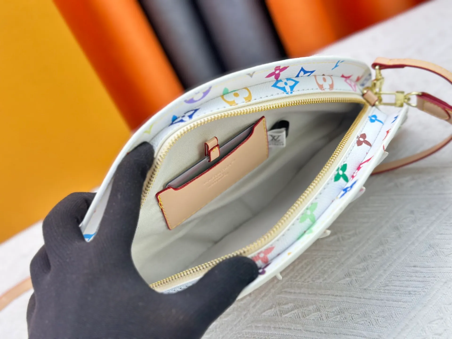 P400 upgrades the original M14804 LV Fan handbag, which is made of Monogram canvas. It debuts on the 2025 spring and summer show with a unique design, making it a collector's choice. The leather is embellished with Monogram floral details and can be carried by hand or on the shoulder.  Dimensions: 𝟑𝟕.𝟎 𝐱 𝟏𝟗.𝟎 𝐱 𝟔.𝟎 cm (Length 𝐱 Height 𝐱 Width)