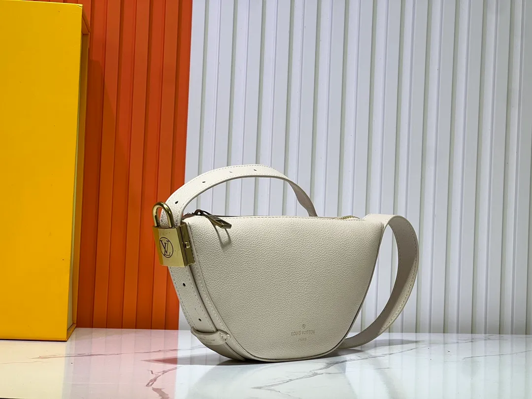 Batch 260💰 (actual photos, compare quality) M83546 M11429 This low-key Low Key Bumbag is a modern and simple design, with extremely soft and smooth calfskin and exquisite details. These include an LV engraved padlock and suede calfskin lining. This carry-on piece features a zipped main compartment for essentials like your phone, wallet and keys, and an adjustable shoulder strap to carry it on the body or cross-body. 28 x 13 x 5.5cm (DxHxW)