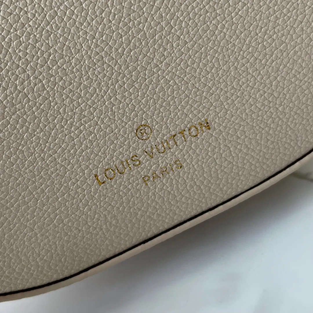 Batch 260💰 (actual photos, compare quality) M83546 M11429 This low-key Low Key Bumbag is a modern and simple design, with extremely soft and smooth calfskin and exquisite details. These include an LV engraved padlock and suede calfskin lining. This carry-on piece features a zipped main compartment for essentials like your phone, wallet and keys, and an adjustable shoulder strap to carry it on the body or cross-body. 28 x 13 x 5.5cm (DxHxW)