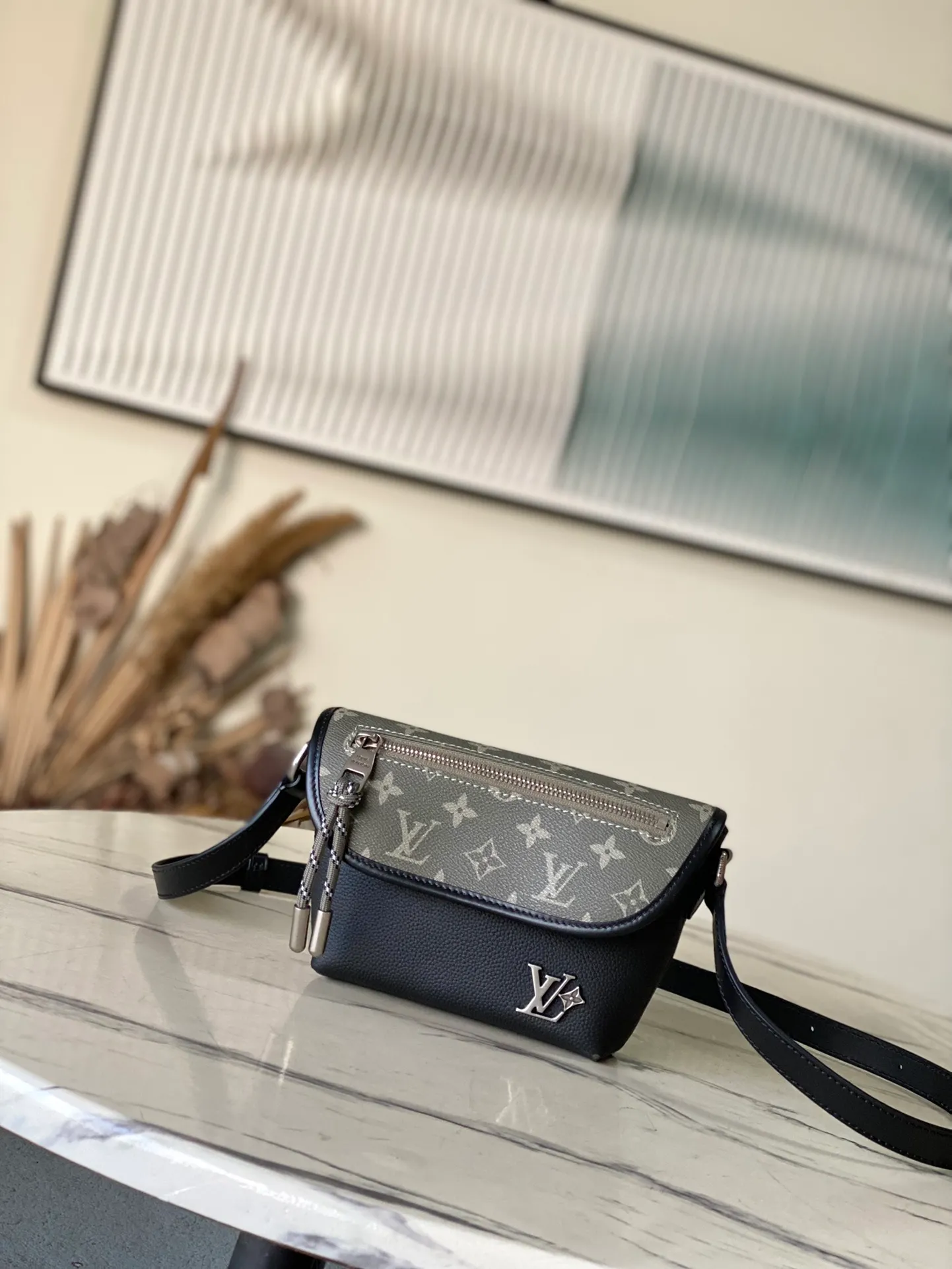 💰1240 (top-grain leather) top-quality original M12618 Pulse mini handbag is crafted from traditional leather and Monogram canvas to achieve a balance between comfortable texture and functional design. The LV letters are reflected in the brand style, and the end of the cord zipper pulls with a metallic luster. There are patch pockets and zipper pockets on the inside and outside of the flap, and the length of the shoulder strap can be adjusted through the side loops. Dimensions: 22.5 × 16 × 5cm