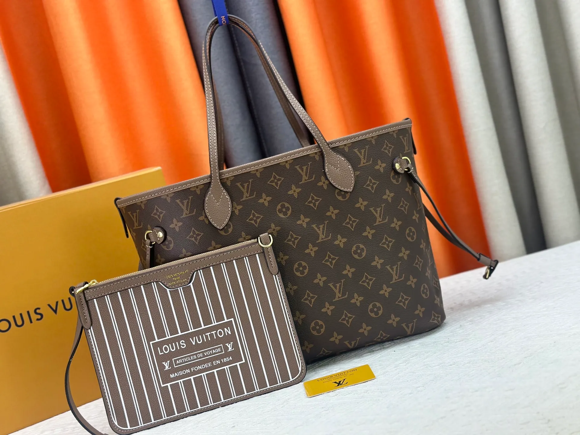 P260 Upgraded original large size M11964 black M11946 rose red M12061 earthy yellow M11946 gray Neverfull Bandoulière Inside Out BB handbag is a double-sided version of the classic design this season, decorated with iconic Monogram canvas and grained leather on the front and back. The removable zipper bag can be used alone or hung externally. The detachable shoulder strap makes it easy to wear cross-body, and the dazzling metal hardware adds a sophisticated detail. Large size 31 x 28 x 14 cm (length x height x width)