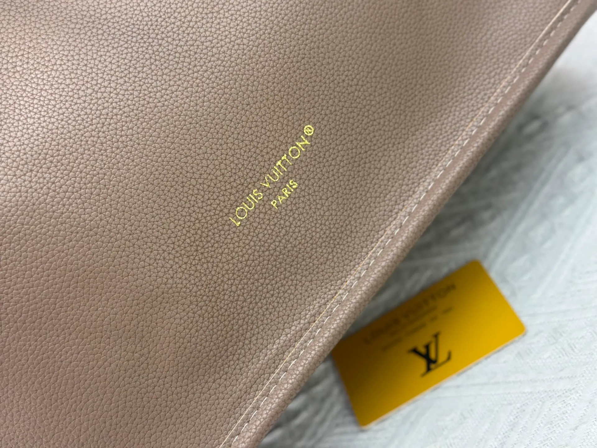 P260 Upgraded original large size M11964 black M11946 rose red M12061 earthy yellow M11946 gray Neverfull Bandoulière Inside Out BB handbag is a double-sided version of the classic design this season, decorated with iconic Monogram canvas and grained leather on the front and back. The removable zipper bag can be used alone or hung externally. The detachable shoulder strap makes it easy to wear cross-body, and the dazzling metal hardware adds a sophisticated detail. Large size 31 x 28 x 14 cm (length x height x width)