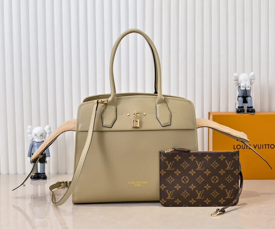 Batch 💰Small 380 💰Large 200 Furry M12005 M12556 M12337 This large City Steamer handbag draws inspiration from the design of luggage built for cruise ships in 1901, making its eye-catching appearance at the 2024 autumn and winter ready-to-wear show. Grained Millesime leather and shearling leather trims add seasonal flair, an embossed padlock and hot-stamped LV Circle logo add a modern twist, and a removable Monogram storage bag makes it easy to store valuables. Size: large size 35x42x21cm, small size 30x36x17