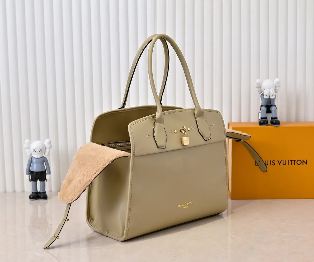 Batch 💰Small 380 💰Large 200 Furry M12005 M12556 M12337 This large City Steamer handbag draws inspiration from the design of luggage built for cruise ships in 1901, making its eye-catching appearance at the 2024 autumn and winter ready-to-wear show. Grained Millesime leather and shearling leather trims add seasonal flair, an embossed padlock and hot-stamped LV Circle logo add a modern twist, and a removable Monogram storage bag makes it easy to store valuables. Size: large size 35x42x21cm, small size 30x36x17