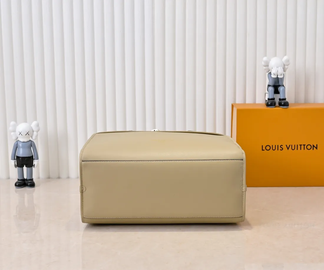 Batch 💰Small 380 💰Large 200 Furry M12005 M12556 M12337 This large City Steamer handbag draws inspiration from the design of luggage built for cruise ships in 1901, making its eye-catching appearance at the 2024 autumn and winter ready-to-wear show. Grained Millesime leather and shearling leather trims add seasonal flair, an embossed padlock and hot-stamped LV Circle logo add a modern twist, and a removable Monogram storage bag makes it easy to store valuables. Size: large size 35x42x21cm, small size 30x36x17