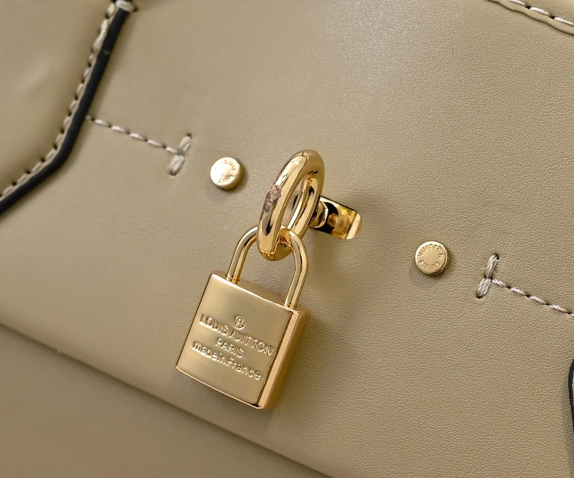 Batch 💰Small 380 💰Large 200 Furry M12005 M12556 M12337 This large City Steamer handbag draws inspiration from the design of luggage built for cruise ships in 1901, making its eye-catching appearance at the 2024 autumn and winter ready-to-wear show. Grained Millesime leather and shearling leather trims add seasonal flair, an embossed padlock and hot-stamped LV Circle logo add a modern twist, and a removable Monogram storage bag makes it easy to store valuables. Size: large size 35x42x21cm, small size 30x36x17