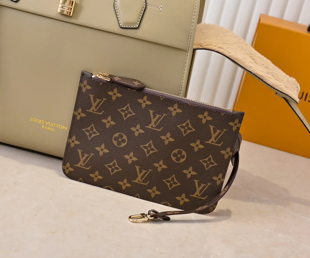 Batch 💰Small 380 💰Large 200 Furry M12005 M12556 M12337 This large City Steamer handbag draws inspiration from the design of luggage built for cruise ships in 1901, making its eye-catching appearance at the 2024 autumn and winter ready-to-wear show. Grained Millesime leather and shearling leather trims add seasonal flair, an embossed padlock and hot-stamped LV Circle logo add a modern twist, and a removable Monogram storage bag makes it easy to store valuables. Size: large size 35x42x21cm, small size 30x36x17