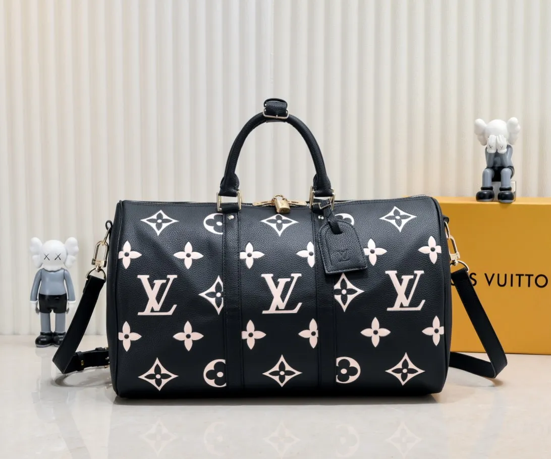 Batch 460 M46670 This model 41418 Keepall Bandoulière 45 is made of Monogram Empreinte embossed leather, presenting the elegant colors of large Monogram flowers and LV letters. Leather side straps, top handles and a detachable shoulder strap complement the metal hardware. Zippered interior pocket allows for neat storage. 45.0 x 27.0 x 20.0 cm (length x height x width)
