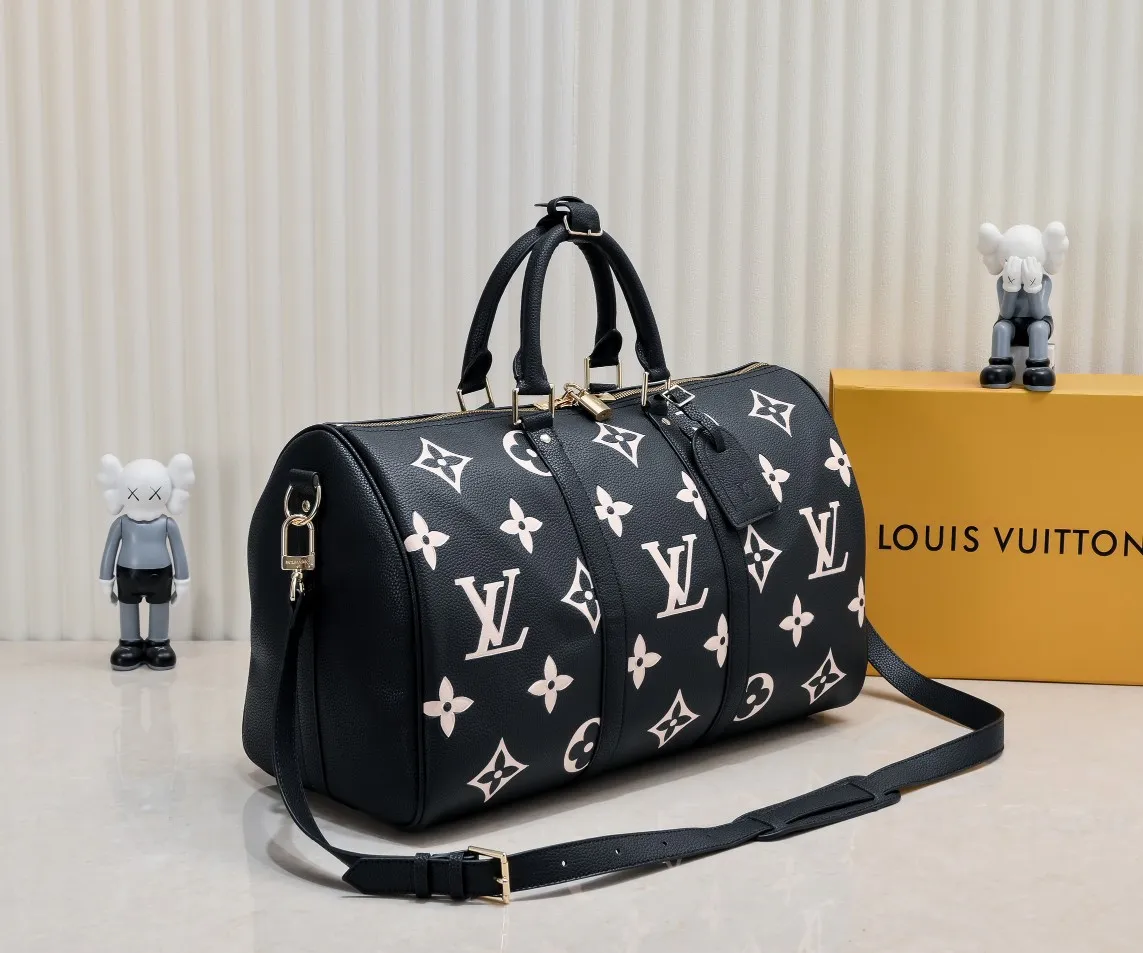Batch 460 M46670 This model 41418 Keepall Bandoulière 45 is made of Monogram Empreinte embossed leather, presenting the elegant colors of large Monogram flowers and LV letters. Leather side straps, top handles and a detachable shoulder strap complement the metal hardware. Zippered interior pocket allows for neat storage. 45.0 x 27.0 x 20.0 cm (length x height x width)