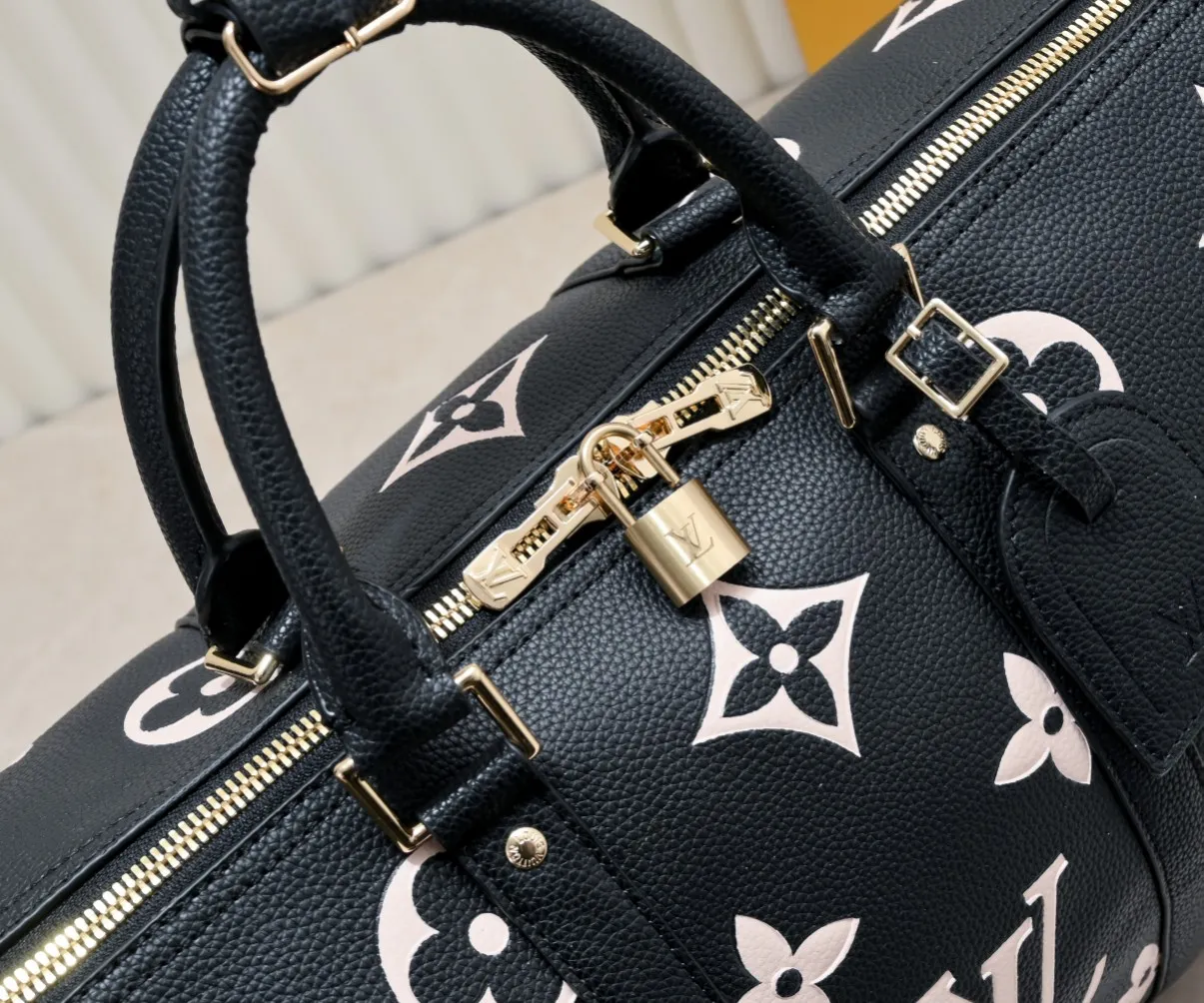 Batch 460 M46670 This model 41418 Keepall Bandoulière 45 is made of Monogram Empreinte embossed leather, presenting the elegant colors of large Monogram flowers and LV letters. Leather side straps, top handles and a detachable shoulder strap complement the metal hardware. Zippered interior pocket allows for neat storage. 45.0 x 27.0 x 20.0 cm (length x height x width)