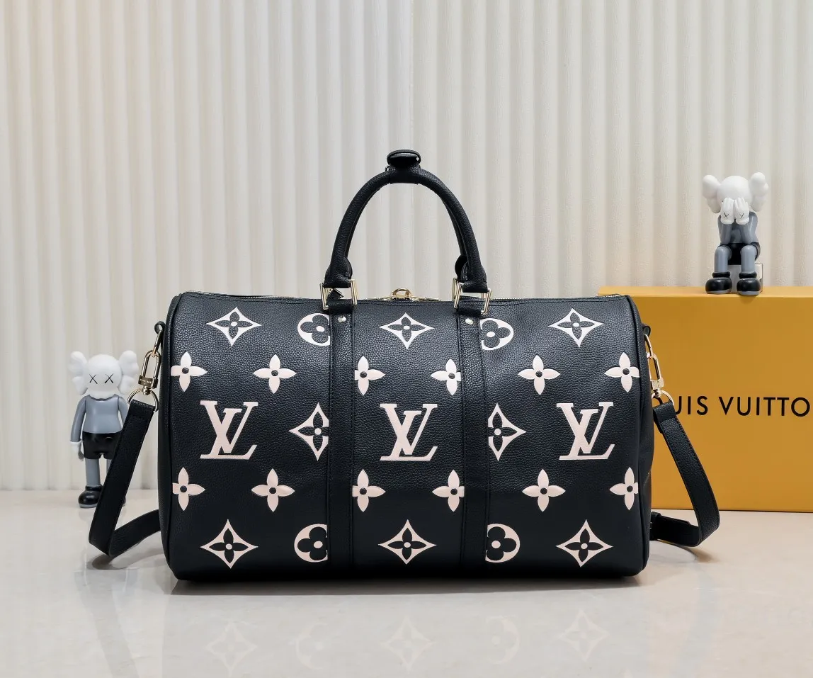 Batch 460 M46670 This model 41418 Keepall Bandoulière 45 is made of Monogram Empreinte embossed leather, presenting the elegant colors of large Monogram flowers and LV letters. Leather side straps, top handles and a detachable shoulder strap complement the metal hardware. Zippered interior pocket allows for neat storage. 45.0 x 27.0 x 20.0 cm (length x height x width)