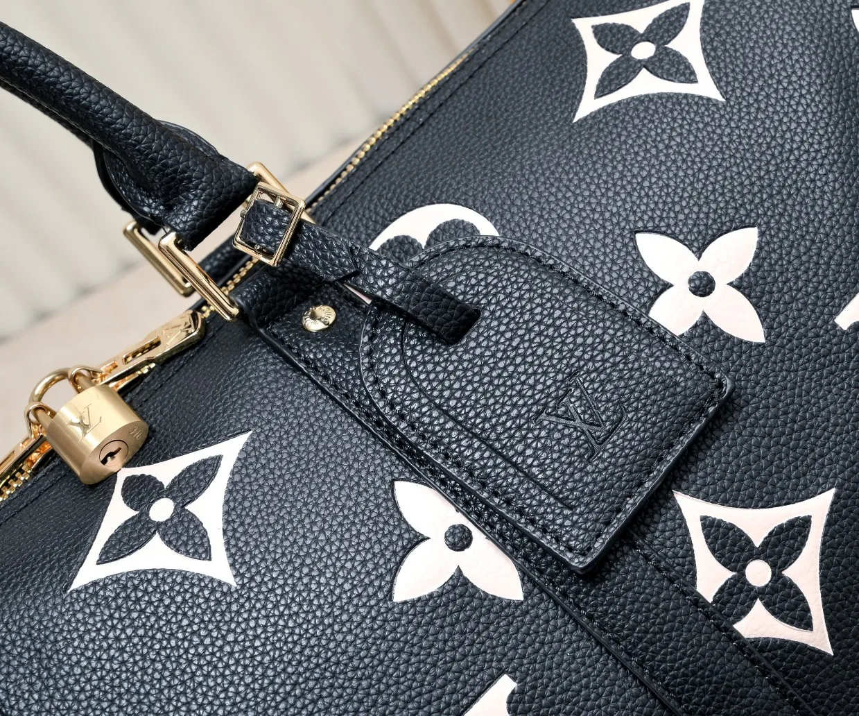 Batch 460 M46670 This model 41418 Keepall Bandoulière 45 is made of Monogram Empreinte embossed leather, presenting the elegant colors of large Monogram flowers and LV letters. Leather side straps, top handles and a detachable shoulder strap complement the metal hardware. Zippered interior pocket allows for neat storage. 45.0 x 27.0 x 20.0 cm (length x height x width)