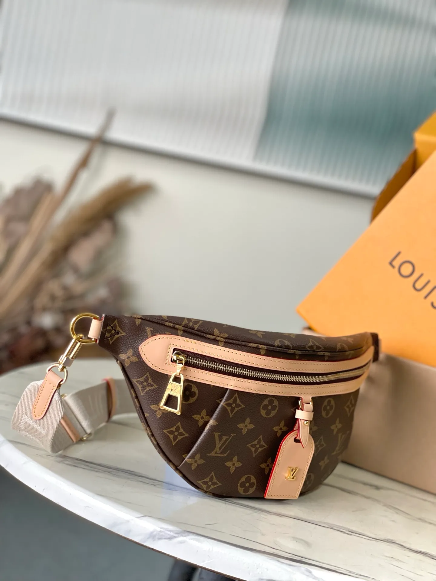 💰800 The top original M46784 High Rise waist bag is made of soft Monogram coated canvas to create a close-fitting structure. The lightweight design can be placed on the inside of a jacket. The cowhide leather has a detachable name tag and can be tied with a fabric shoulder strap for a sporty look. Dimensions: 38 × 16 × 8 cm