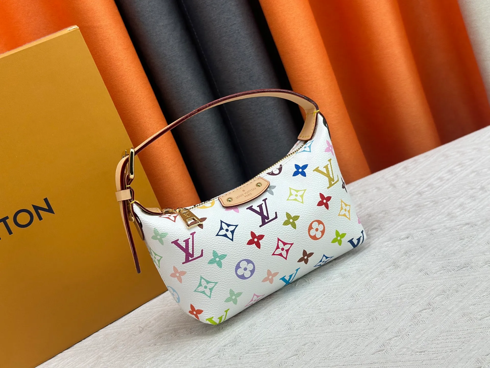 P260 [Official latest model] (Real shot and version matching method) M82949 lv Murakami Takashi co-branded NANOSPEEDY handbag This Nano Speedy handbag combines Monogram canvas and cow leather trim printing, with 33 colorful colors to interpret white, three-color and black three-color. It has been launched in twelve sections and is very popular around the world and is loved by celebrities and celebrities. 20.5 x 6 x 16 cm (length x height x width)