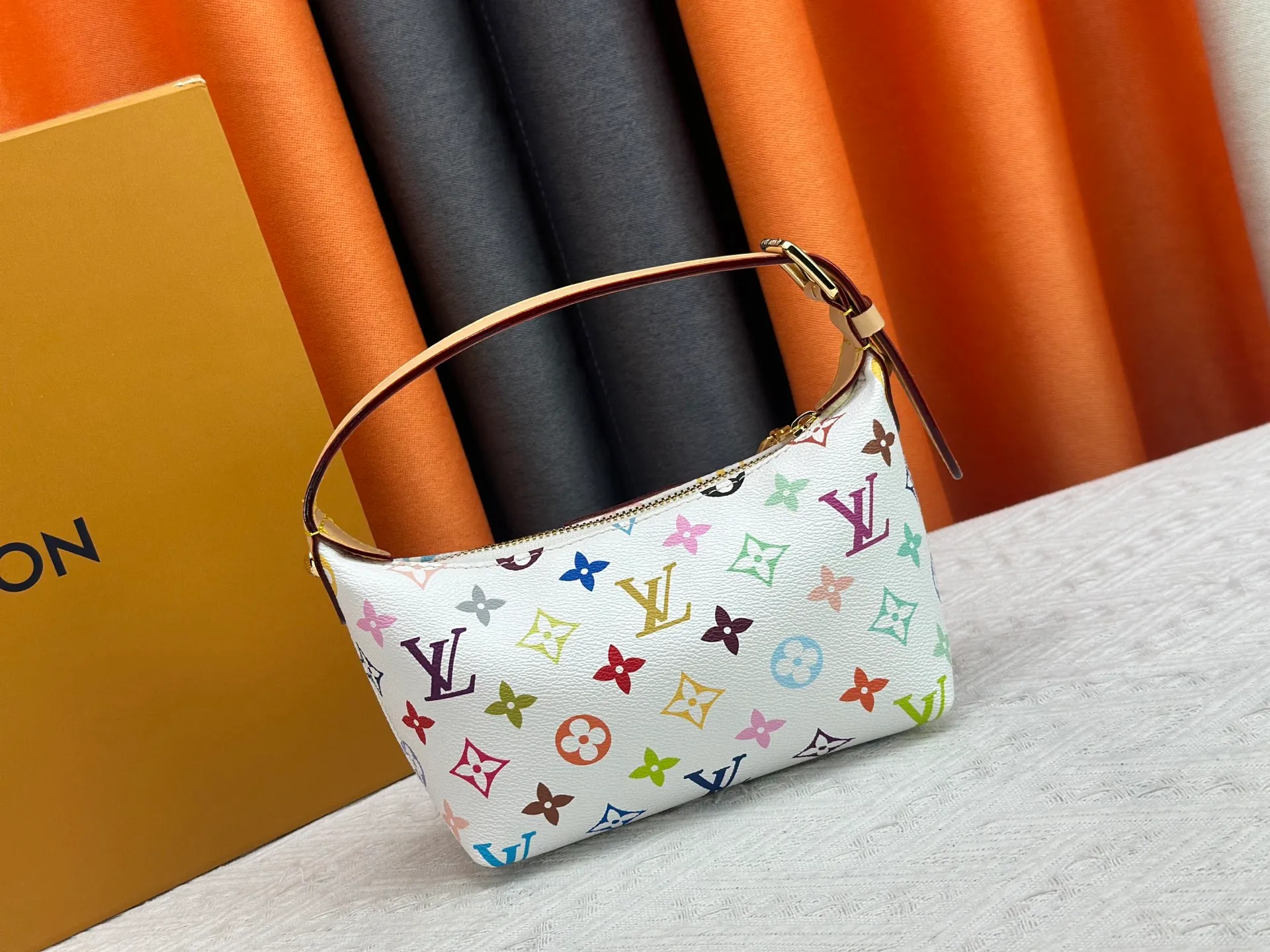 P260 [Official latest model] (Real shot and version matching method) M82949 lv Murakami Takashi co-branded NANOSPEEDY handbag This Nano Speedy handbag combines Monogram canvas and cow leather trim printing, with 33 colorful colors to interpret white, three-color and black three-color. It has been launched in twelve sections and is very popular around the world and is loved by celebrities and celebrities. 20.5 x 6 x 16 cm (length x height x width)