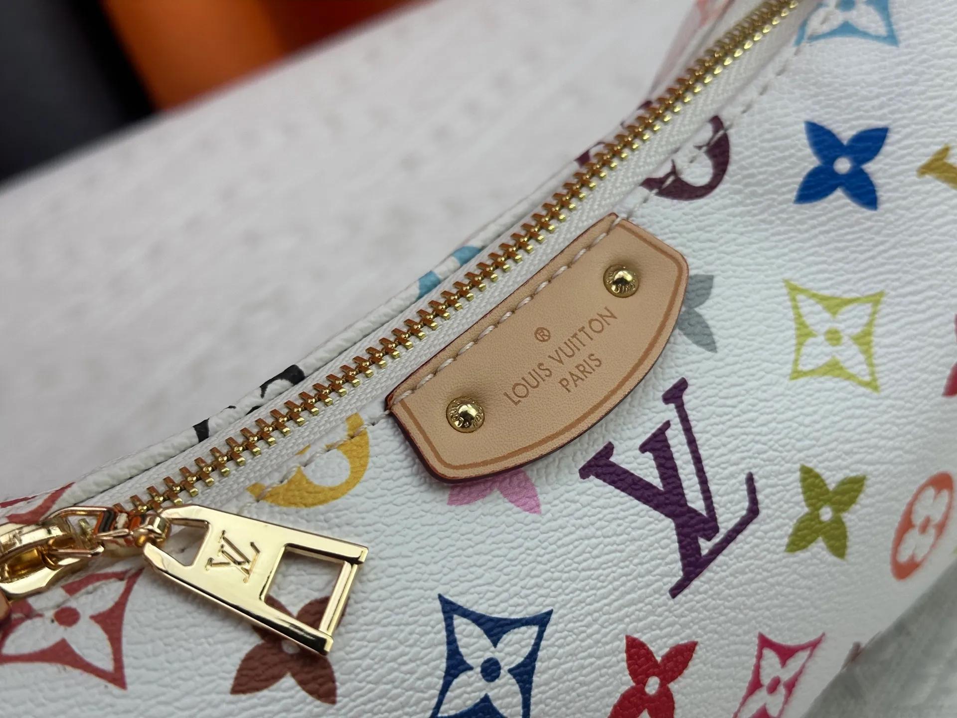 P260 [Official latest model] (Real shot and version matching method) M82949 lv Murakami Takashi co-branded NANOSPEEDY handbag This Nano Speedy handbag combines Monogram canvas and cow leather trim printing, with 33 colorful colors to interpret white, three-color and black three-color. It has been launched in twelve sections and is very popular around the world and is loved by celebrities and celebrities. 20.5 x 6 x 16 cm (length x height x width)