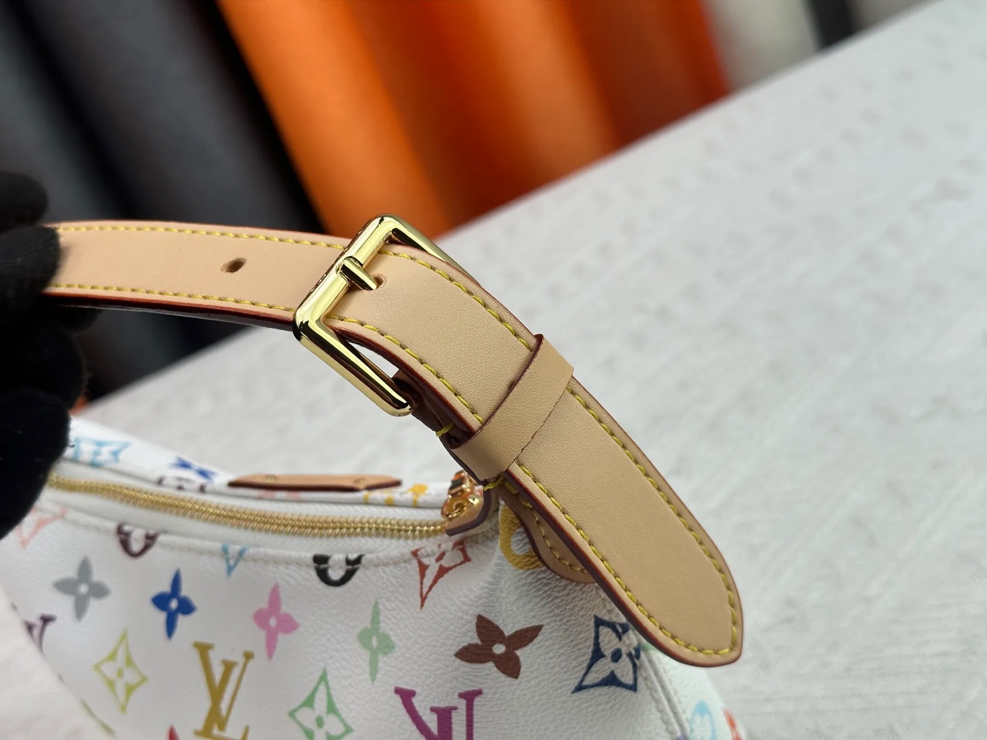 P260 [Official latest model] (Real shot and version matching method) M82949 lv Murakami Takashi co-branded NANOSPEEDY handbag This Nano Speedy handbag combines Monogram canvas and cow leather trim printing, with 33 colorful colors to interpret white, three-color and black three-color. It has been launched in twelve sections and is very popular around the world and is loved by celebrities and celebrities. 20.5 x 6 x 16 cm (length x height x width)