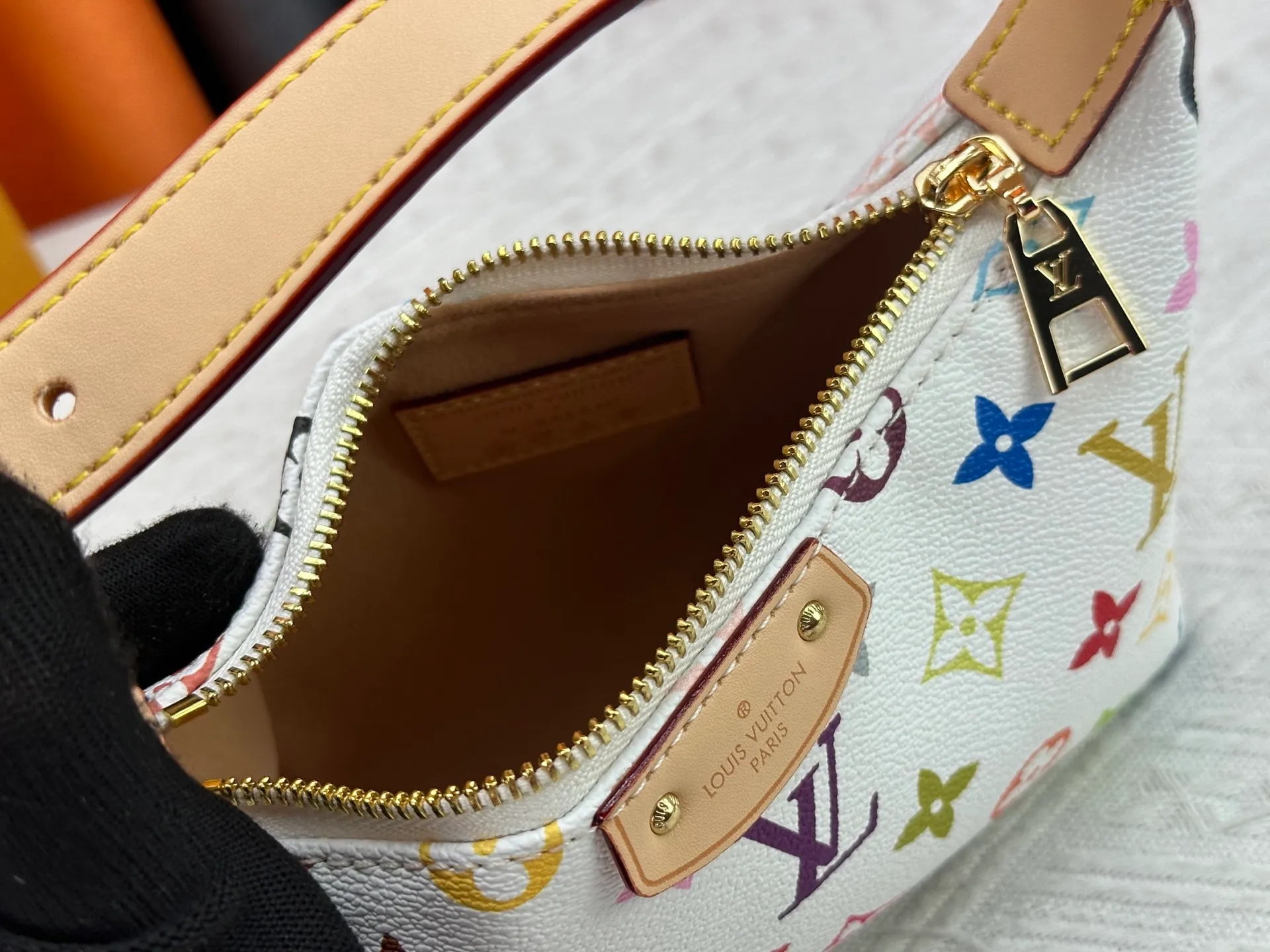 P260 [Official latest model] (Real shot and version matching method) M82949 lv Murakami Takashi co-branded NANOSPEEDY handbag This Nano Speedy handbag combines Monogram canvas and cow leather trim printing, with 33 colorful colors to interpret white, three-color and black three-color. It has been launched in twelve sections and is very popular around the world and is loved by celebrities and celebrities. 20.5 x 6 x 16 cm (length x height x width)