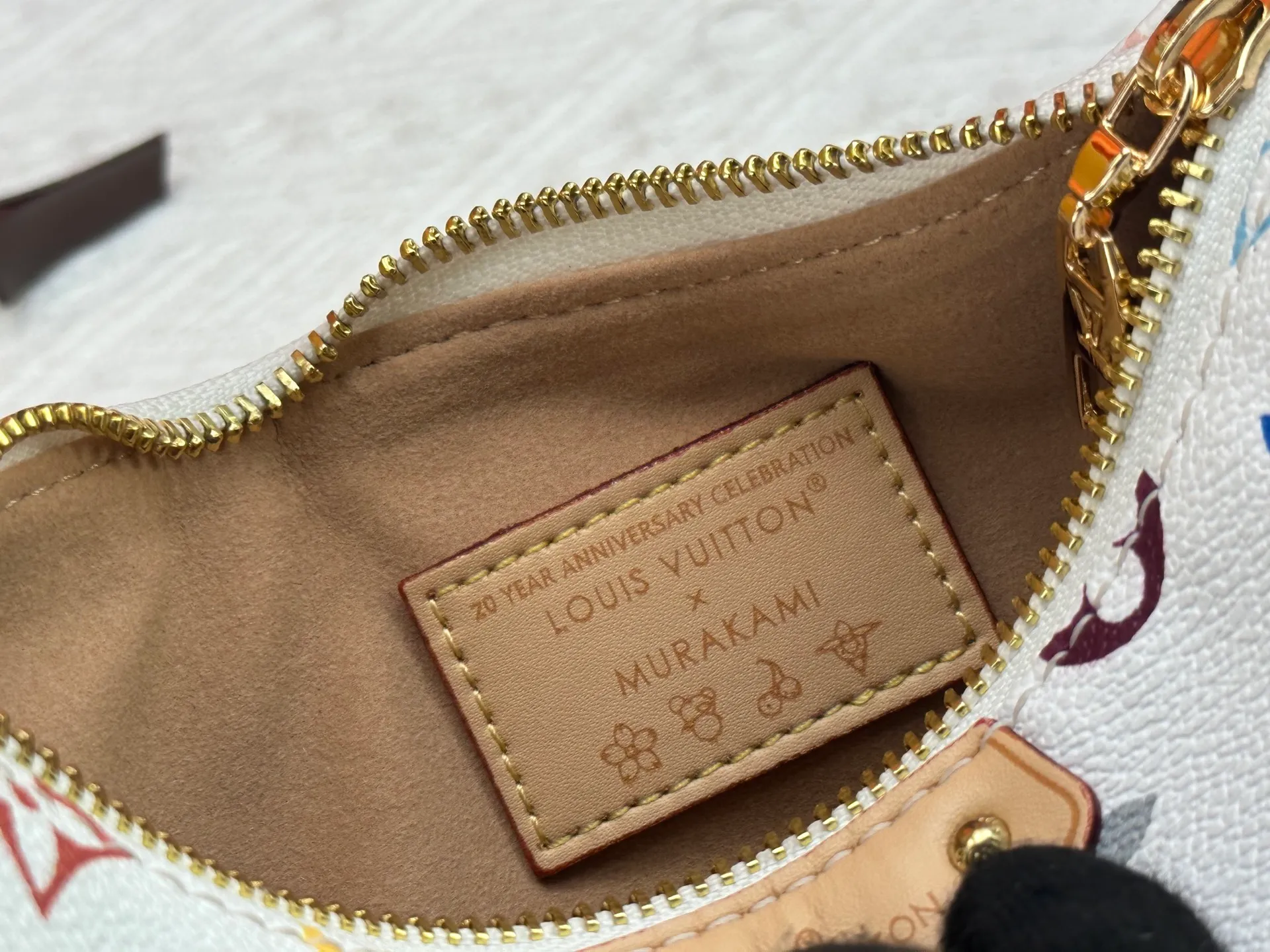 P260 [Official latest model] (Real shot and version matching method) M82949 lv Murakami Takashi co-branded NANOSPEEDY handbag This Nano Speedy handbag combines Monogram canvas and cow leather trim printing, with 33 colorful colors to interpret white, three-color and black three-color. It has been launched in twelve sections and is very popular around the world and is loved by celebrities and celebrities. 20.5 x 6 x 16 cm (length x height x width)