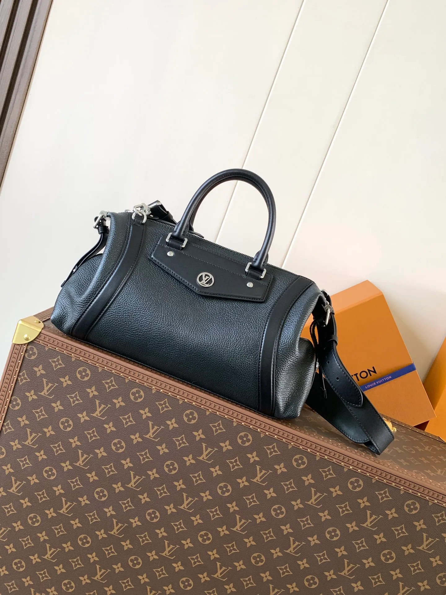 💰1500 (first layer leather medium size) top original order, transcoding chip black M14623 mini M14514 small size M14700 medium size dark gray M14702 medium size light gray M14721 small size M14721 medium size This Nano LV Rider handbag comes from the 2025 spring and summer series. It is pixelated grain sheep leather blended with smooth cow leather elements, and then LV The Circle logo is the finishing touch with a sophisticated patch. The foldable configuration makes it easy to store in a suitcase, and the modern design adds a rock-n-roll edge to any look.  Mini 10 x 10 x 23 cm Small 12 × 12 × 30 cm Medium 15 × 15 × 38 cm (H x W x L) Sheep leather Cow leather trim Textile lining Metal hardware Zipper closure Side slip straps Internal pocket Holds a 6.7-inch smartphone, Romy card holder and lipstick Shoulder strap: removable, adjustable Strap half-length: 30.0 cm Bag strap half length adjustable to: 45.0 cm Handle: double handle