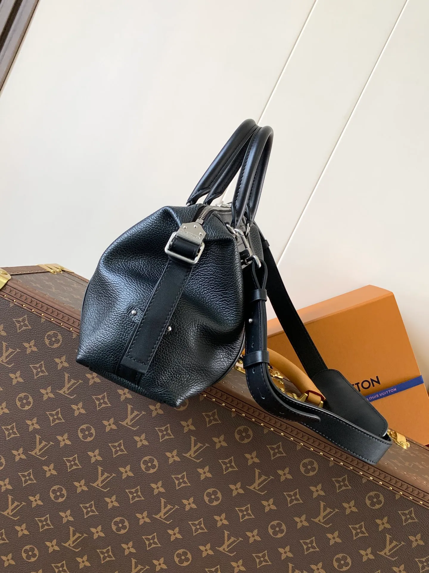 💰1500 (first layer leather medium size) top original order, transcoding chip black M14623 mini M14514 small size M14700 medium size dark gray M14702 medium size light gray M14721 small size M14721 medium size This Nano LV Rider handbag comes from the 2025 spring and summer series. It is pixelated grain sheep leather blended with smooth cow leather elements, and then LV The Circle logo is the finishing touch with a sophisticated patch. The foldable configuration makes it easy to store in a suitcase, and the modern design adds a rock-n-roll edge to any look.  Mini 10 x 10 x 23 cm Small 12 × 12 × 30 cm Medium 15 × 15 × 38 cm (H x W x L) Sheep leather Cow leather trim Textile lining Metal hardware Zipper closure Side slip straps Internal pocket Holds a 6.7-inch smartphone, Romy card holder and lipstick Shoulder strap: removable, adjustable Strap half-length: 30.0 cm Bag strap half length adjustable to: 45.0 cm Handle: double handle