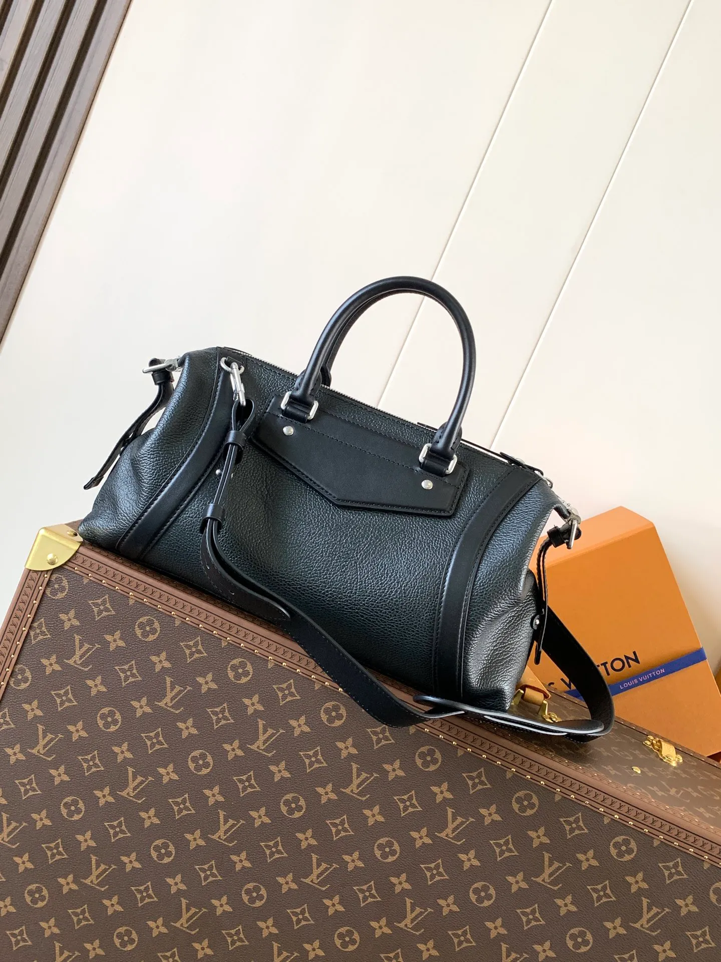 💰1500 (first layer leather medium size) top original order, transcoding chip black M14623 mini M14514 small size M14700 medium size dark gray M14702 medium size light gray M14721 small size M14721 medium size This Nano LV Rider handbag comes from the 2025 spring and summer series. It is pixelated grain sheep leather blended with smooth cow leather elements, and then LV The Circle logo is the finishing touch with a sophisticated patch. The foldable configuration makes it easy to store in a suitcase, and the modern design adds a rock-n-roll edge to any look.  Mini 10 x 10 x 23 cm Small 12 × 12 × 30 cm Medium 15 × 15 × 38 cm (H x W x L) Sheep leather Cow leather trim Textile lining Metal hardware Zipper closure Side slip straps Internal pocket Holds a 6.7-inch smartphone, Romy card holder and lipstick Shoulder strap: removable, adjustable Strap half-length: 30.0 cm Bag strap half length adjustable to: 45.0 cm Handle: double handle