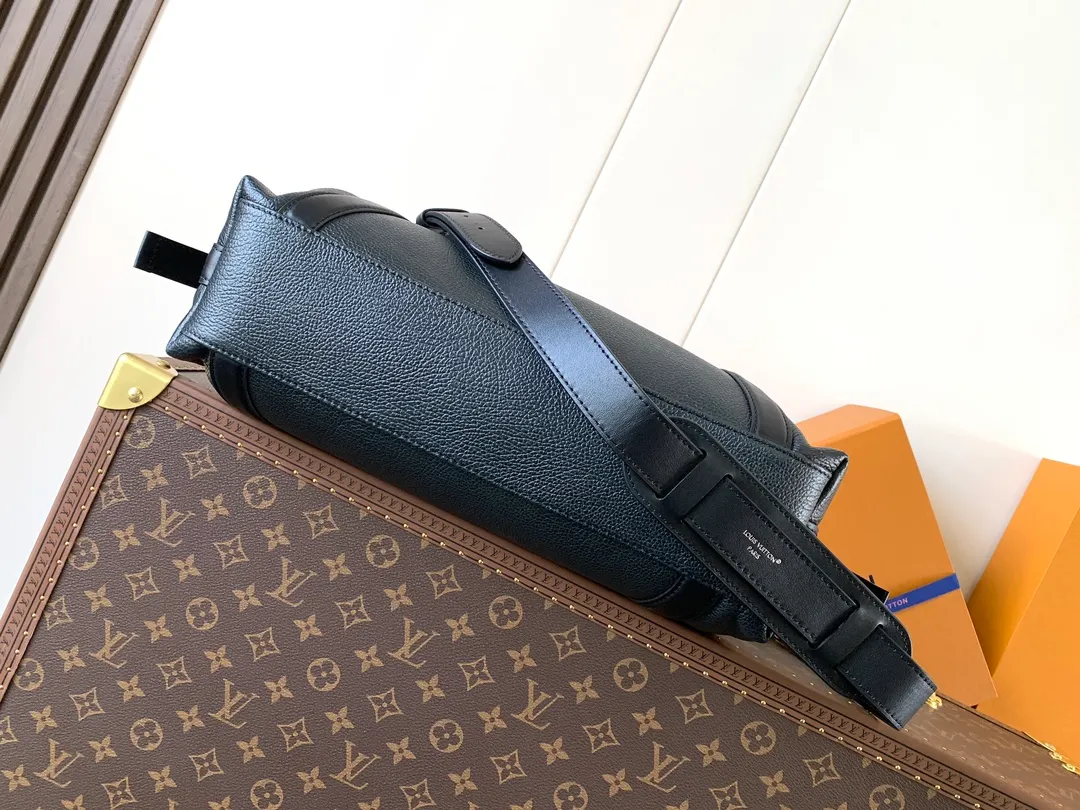 💰1500 (first layer leather medium size) top original order, transcoding chip black M14623 mini M14514 small size M14700 medium size dark gray M14702 medium size light gray M14721 small size M14721 medium size This Nano LV Rider handbag comes from the 2025 spring and summer series. It is pixelated grain sheep leather blended with smooth cow leather elements, and then LV The Circle logo is the finishing touch with a sophisticated patch. The foldable configuration makes it easy to store in a suitcase, and the modern design adds a rock-n-roll edge to any look.  Mini 10 x 10 x 23 cm Small 12 × 12 × 30 cm Medium 15 × 15 × 38 cm (H x W x L) Sheep leather Cow leather trim Textile lining Metal hardware Zipper closure Side slip straps Internal pocket Holds a 6.7-inch smartphone, Romy card holder and lipstick Shoulder strap: removable, adjustable Strap half-length: 30.0 cm Bag strap half length adjustable to: 45.0 cm Handle: double handle