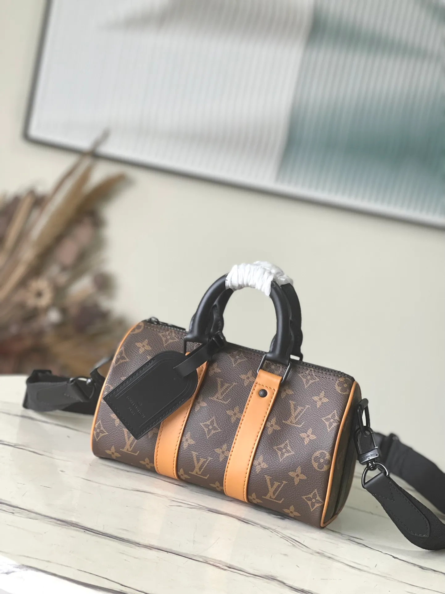 💰900 Top Original Order M46687 Yellow Leather with Presbyopia Men's Bag Pillow Bag Series Keepall Handbag This handbag condenses the classic silhouette of the Keepall travel bag. It is made of Monogram embossed Taurillon leather. Its compact configuration is suitable for storing small items such as mobile phones and wallets. With its clever use of leather handles and detachable shoulder strap, it's easy to carry with you in trendy style. Detailed Features Dimensions: 25×15×11 cm.