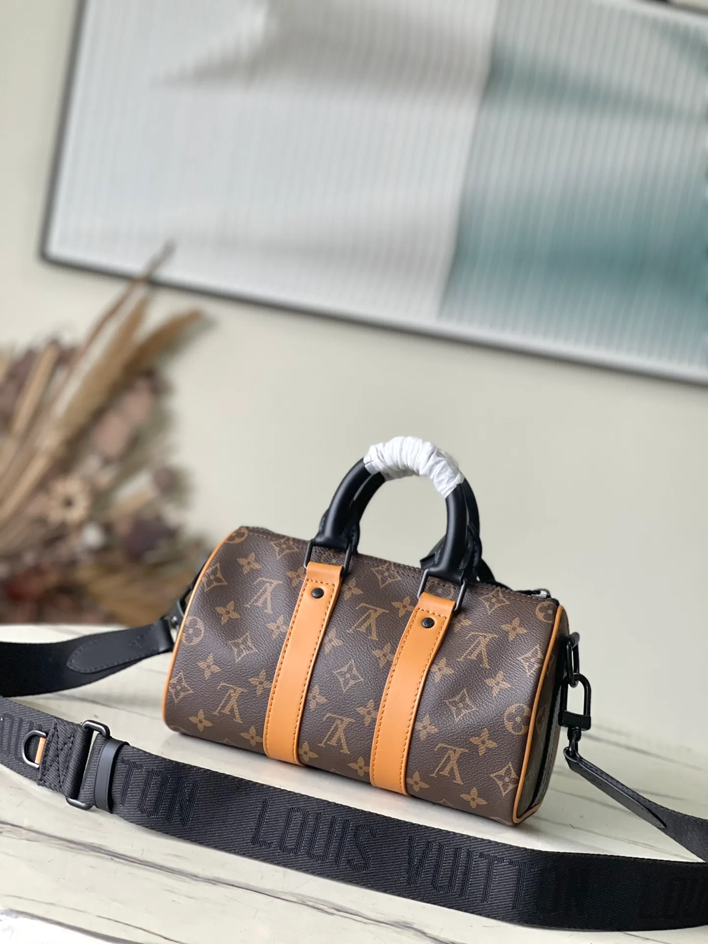 💰900 Top Original Order M46687 Yellow Leather with Presbyopia Men's Bag Pillow Bag Series Keepall Handbag This handbag condenses the classic silhouette of the Keepall travel bag. It is made of Monogram embossed Taurillon leather. Its compact configuration is suitable for storing small items such as mobile phones and wallets. With its clever use of leather handles and detachable shoulder strap, it's easy to carry with you in trendy style. Detailed Features Dimensions: 25×15×11 cm.