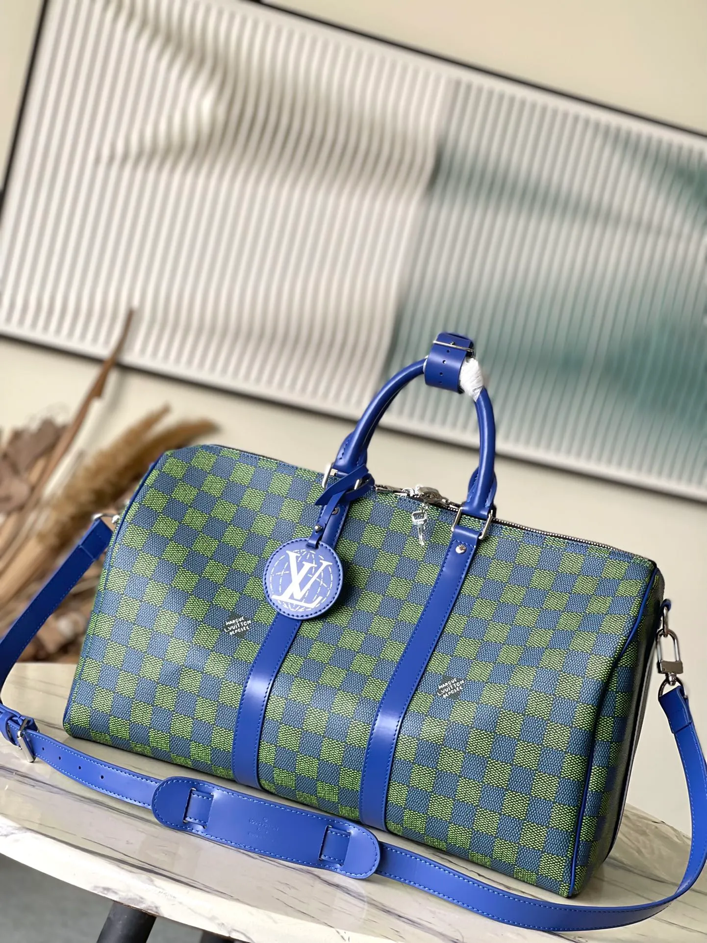 💰1260 Top Original Order N41418 Green Check This classic Keepall 45 handbag is made of Damier Graphite canvas and is hand luggage size. It has a unique rounded leather handle and an adjustable and detachable shoulder strap. The shoulder pads on the shoulder strap make it more comfortable to carry. Dimensions: 45.0 x 27.0 x 20.0 cm