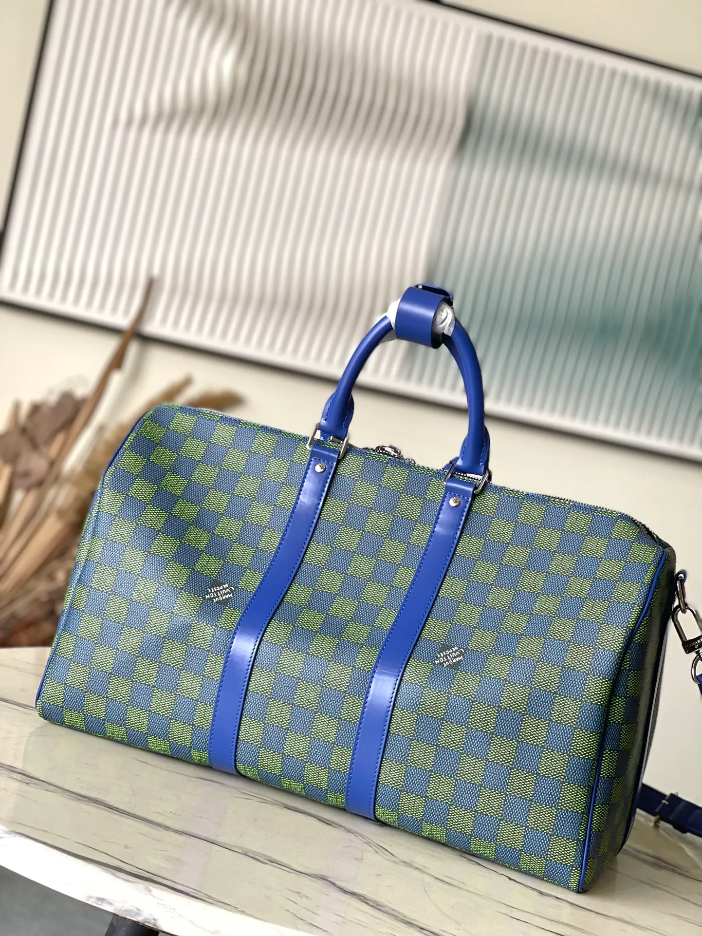 💰1260 Top Original Order N41418 Green Check This classic Keepall 45 handbag is made of Damier Graphite canvas and is hand luggage size. It has a unique rounded leather handle and an adjustable and detachable shoulder strap. The shoulder pads on the shoulder strap make it more comfortable to carry. Dimensions: 45.0 x 27.0 x 20.0 cm