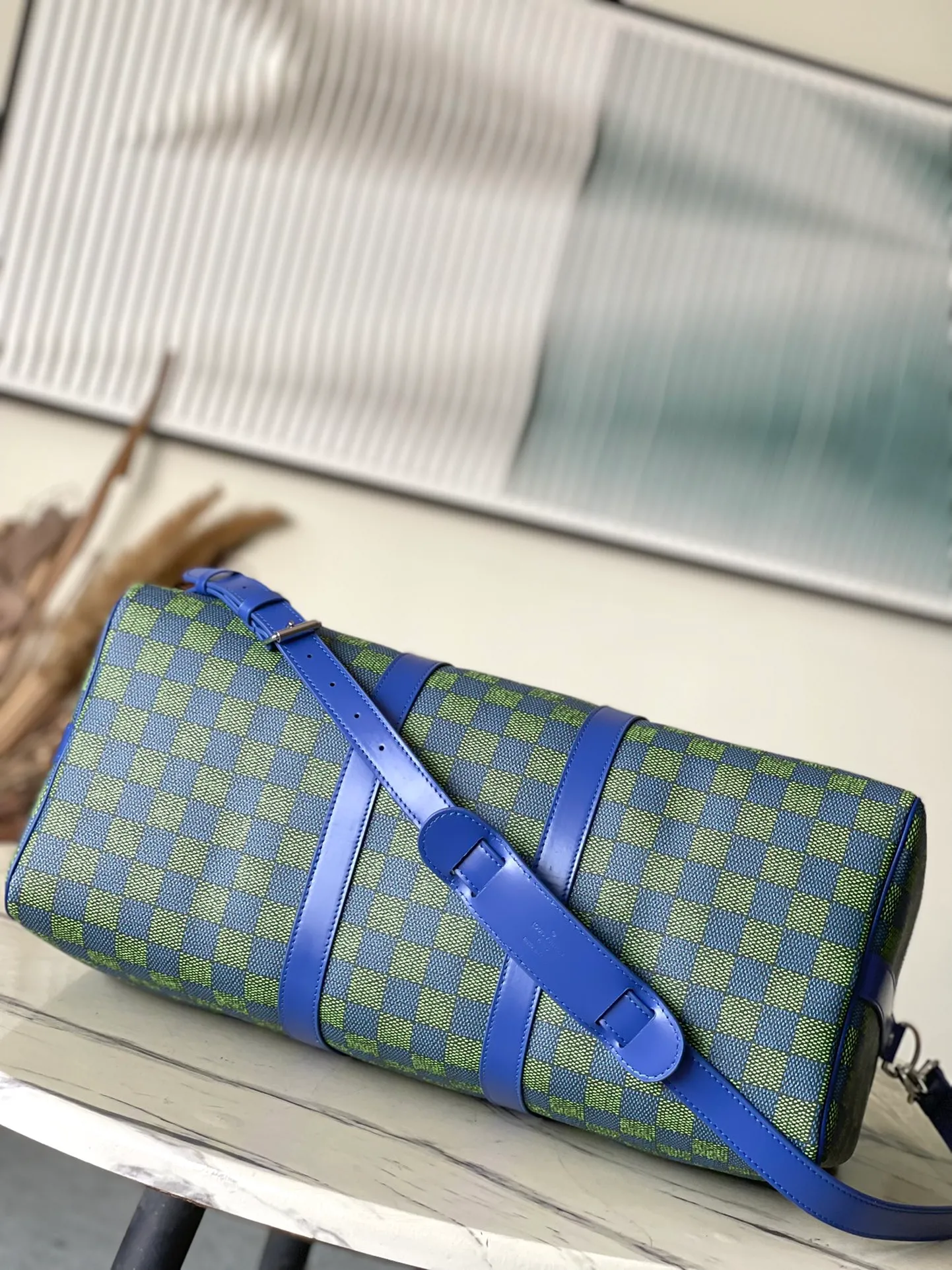 💰1260 Top Original Order N41418 Green Check This classic Keepall 45 handbag is made of Damier Graphite canvas and is hand luggage size. It has a unique rounded leather handle and an adjustable and detachable shoulder strap. The shoulder pads on the shoulder strap make it more comfortable to carry. Dimensions: 45.0 x 27.0 x 20.0 cm