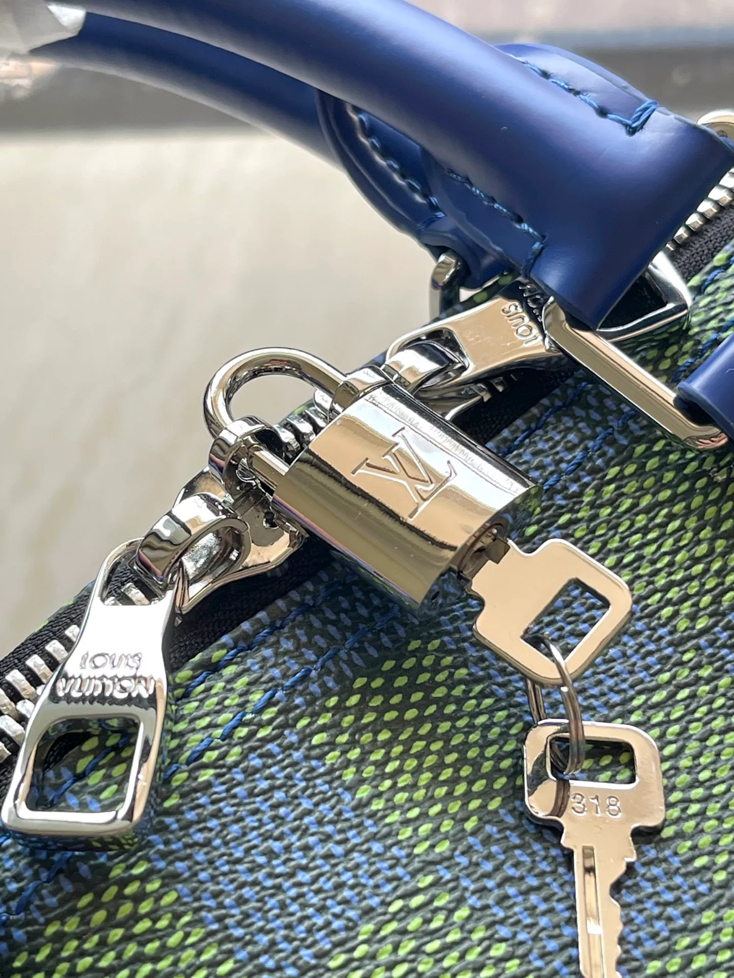 💰1260 Top Original Order N41418 Green Check This classic Keepall 45 handbag is made of Damier Graphite canvas and is hand luggage size. It has a unique rounded leather handle and an adjustable and detachable shoulder strap. The shoulder pads on the shoulder strap make it more comfortable to carry. Dimensions: 45.0 x 27.0 x 20.0 cm