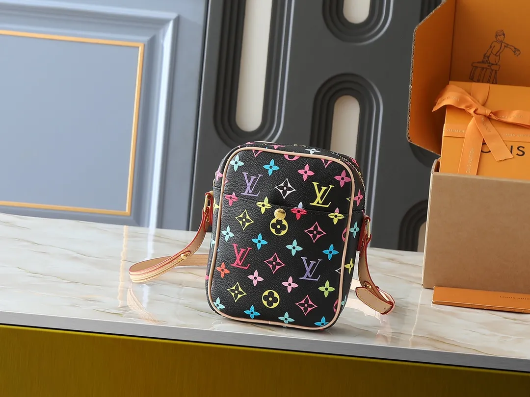 💰240💰Upgraded from the original M40056 M40055. The second-hand small bag is full of casualness and coolness. Murakami Takashi's limited edition black three-color camera bag. The girly white three-color pattern camera bag will be more eye-catching and refreshing. Whether it is spring, summer or autumn and winter, it can make you a beautiful scenery on the street. The fresh colors reveal a full girlish atmosphere and give people a visual impact. Echoes up and down. The size contrasts. More eye-catching! Size:16x13.5x4.5cm