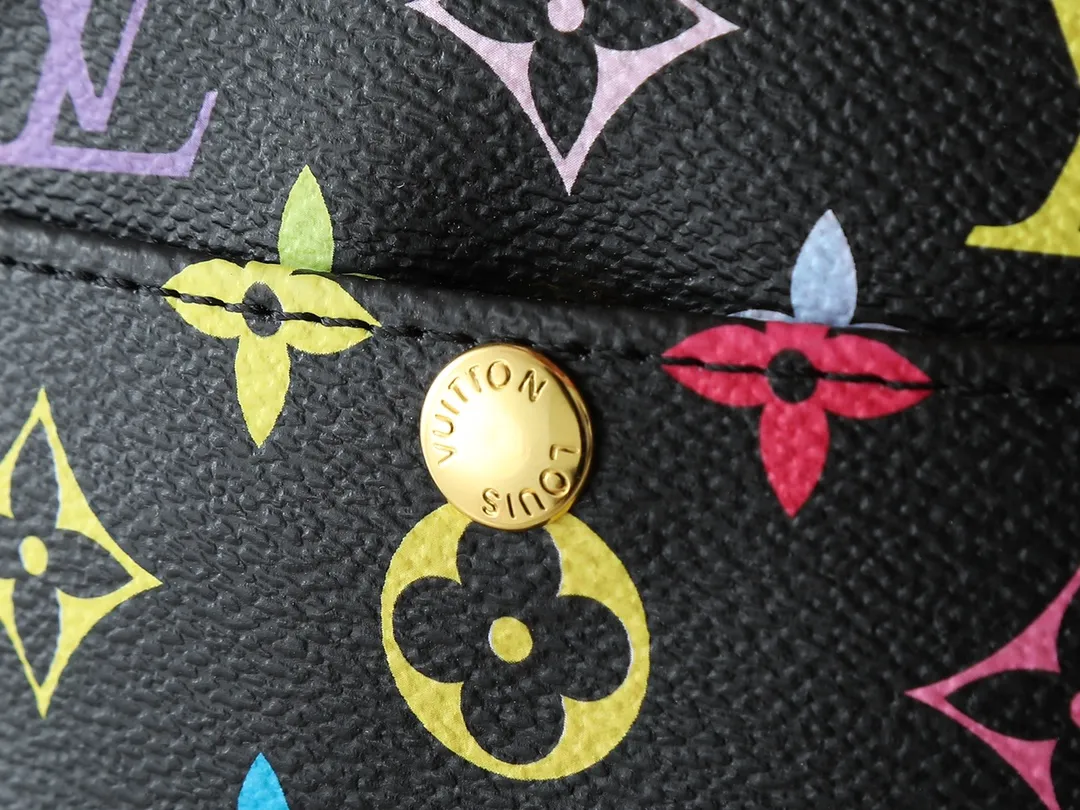 💰240💰Upgraded from the original M40056 M40055. The second-hand small bag is full of casualness and coolness. Murakami Takashi's limited edition black three-color camera bag. The girly white three-color pattern camera bag will be more eye-catching and refreshing. Whether it is spring, summer or autumn and winter, it can make you a beautiful scenery on the street. The fresh colors reveal a full girlish atmosphere and give people a visual impact. Echoes up and down. The size contrasts. More eye-catching! Size:16x13.5x4.5cm