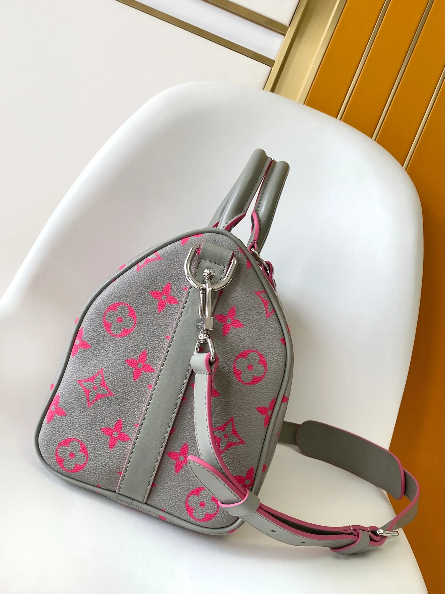 💰1080 Top Original Transcoding Chip M15023 Top Original N40671 This Keepall Bandoulière 35 handbag is from the brand’s cooperation series with Tyler. It is made of Damier Golf coated canvas with cow leather trim. Louis Vuitton floral embellishments accentuate the details, and the Marque L.Vuitton déposée logo is integrated into one of the Damier checks. 34 x 21 x 16 cm (length x height x width)