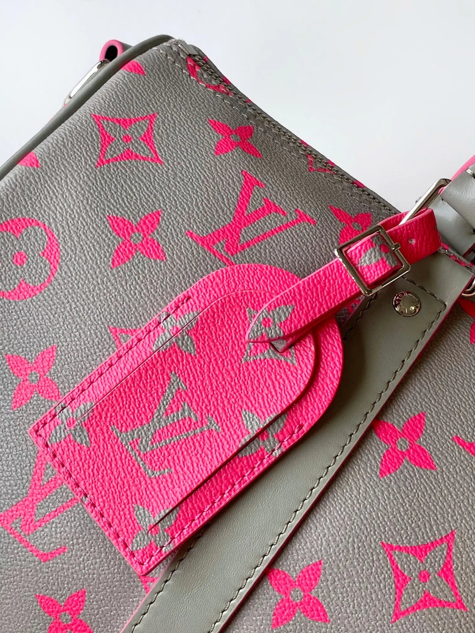 💰1080 Top Original Transcoding Chip M15023 Top Original N40671 This Keepall Bandoulière 35 handbag is from the brand’s cooperation series with Tyler. It is made of Damier Golf coated canvas with cow leather trim. Louis Vuitton floral embellishments accentuate the details, and the Marque L.Vuitton déposée logo is integrated into one of the Damier checks. 34 x 21 x 16 cm (length x height x width)
