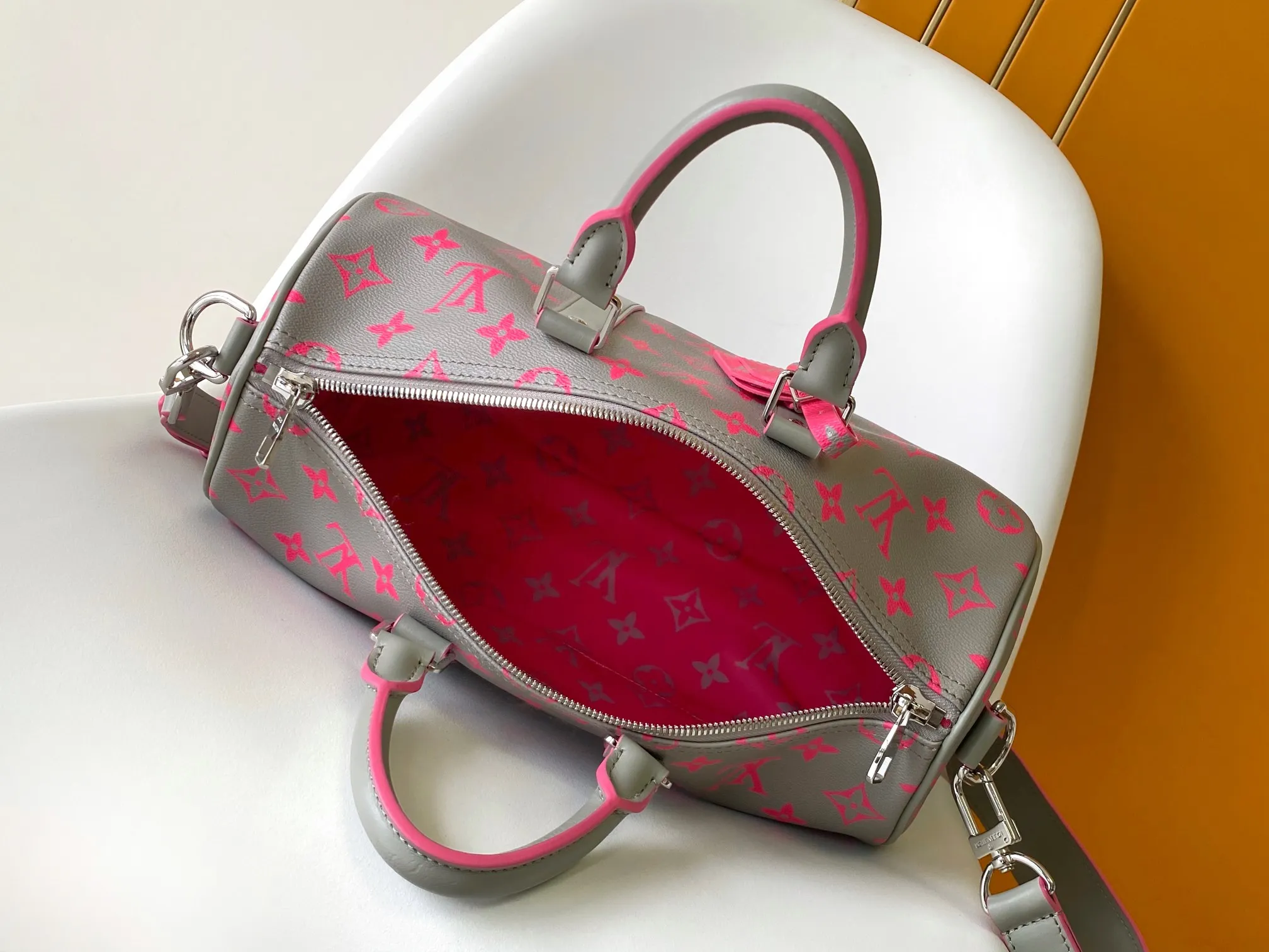 💰1080 Top Original Transcoding Chip M15023 Top Original N40671 This Keepall Bandoulière 35 handbag is from the brand’s cooperation series with Tyler. It is made of Damier Golf coated canvas with cow leather trim. Louis Vuitton floral embellishments accentuate the details, and the Marque L.Vuitton déposée logo is integrated into one of the Damier checks. 34 x 21 x 16 cm (length x height x width)