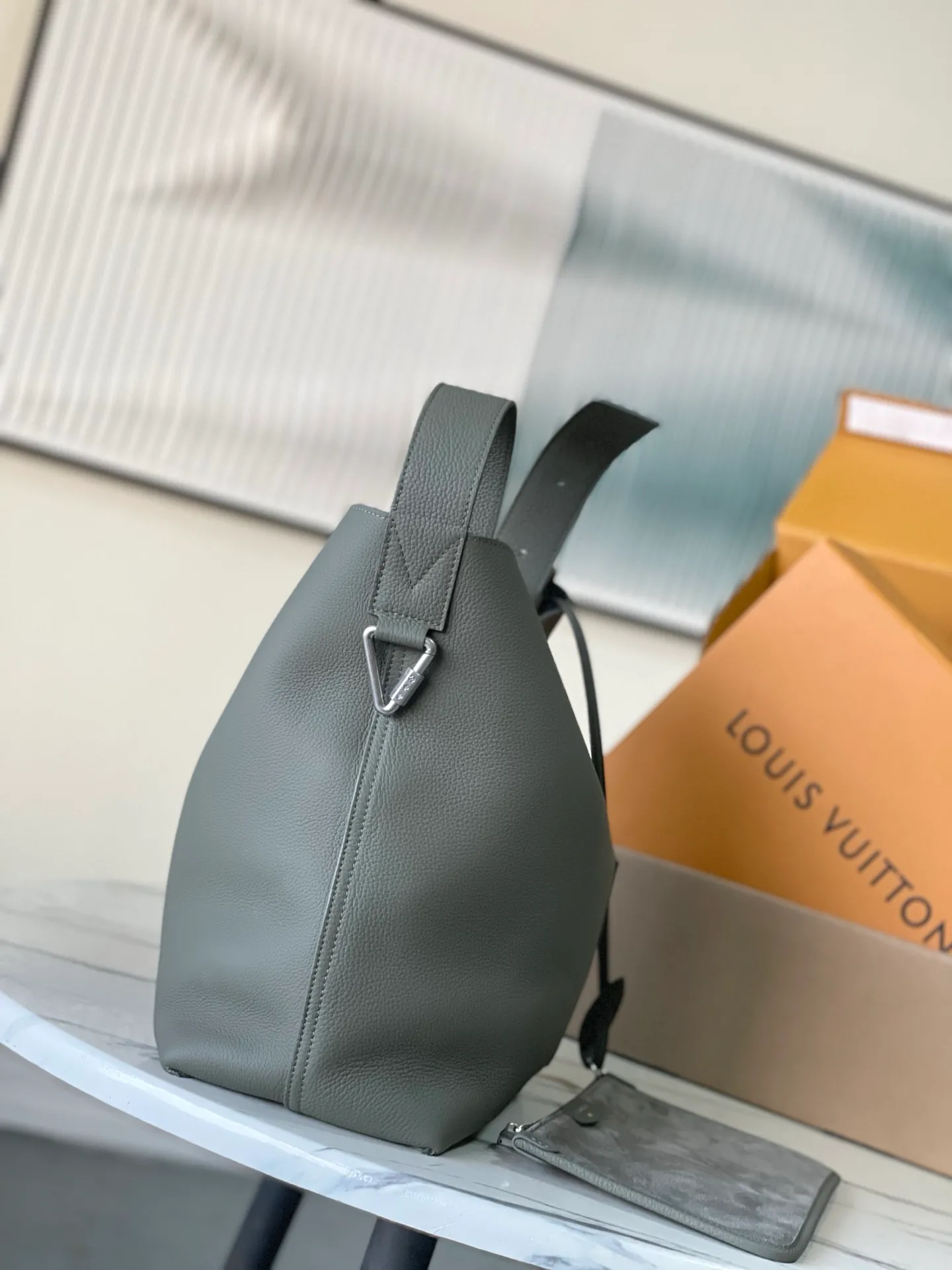 💰1280 (top-grain leather) top original order M26747 This Verso Hobo handbag is made of LV Touch cow leather to create a trendy and easy-to-wear configuration. Smooth grained leather and tonal suede give the front and back a unique look. Subtle V-shaped stitching accents each side pocket, and a removable suede organizer adds a functional detail. Dimensions: 33 x 15.5 x 30 cm