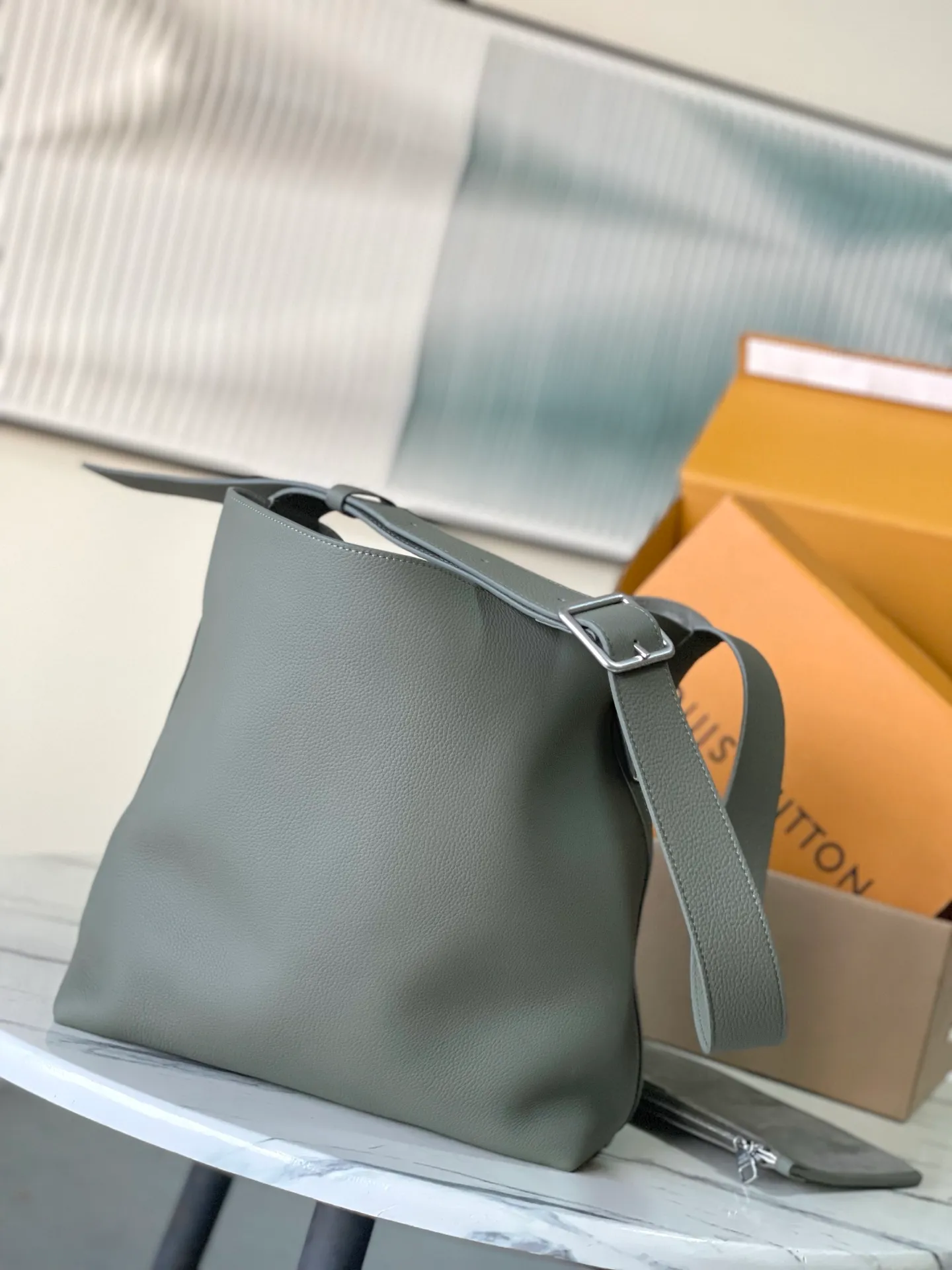 💰1280 (top-grain leather) top original order M26747 This Verso Hobo handbag is made of LV Touch cow leather to create a trendy and easy-to-wear configuration. Smooth grained leather and tonal suede give the front and back a unique look. Subtle V-shaped stitching accents each side pocket, and a removable suede organizer adds a functional detail. Dimensions: 33 x 15.5 x 30 cm