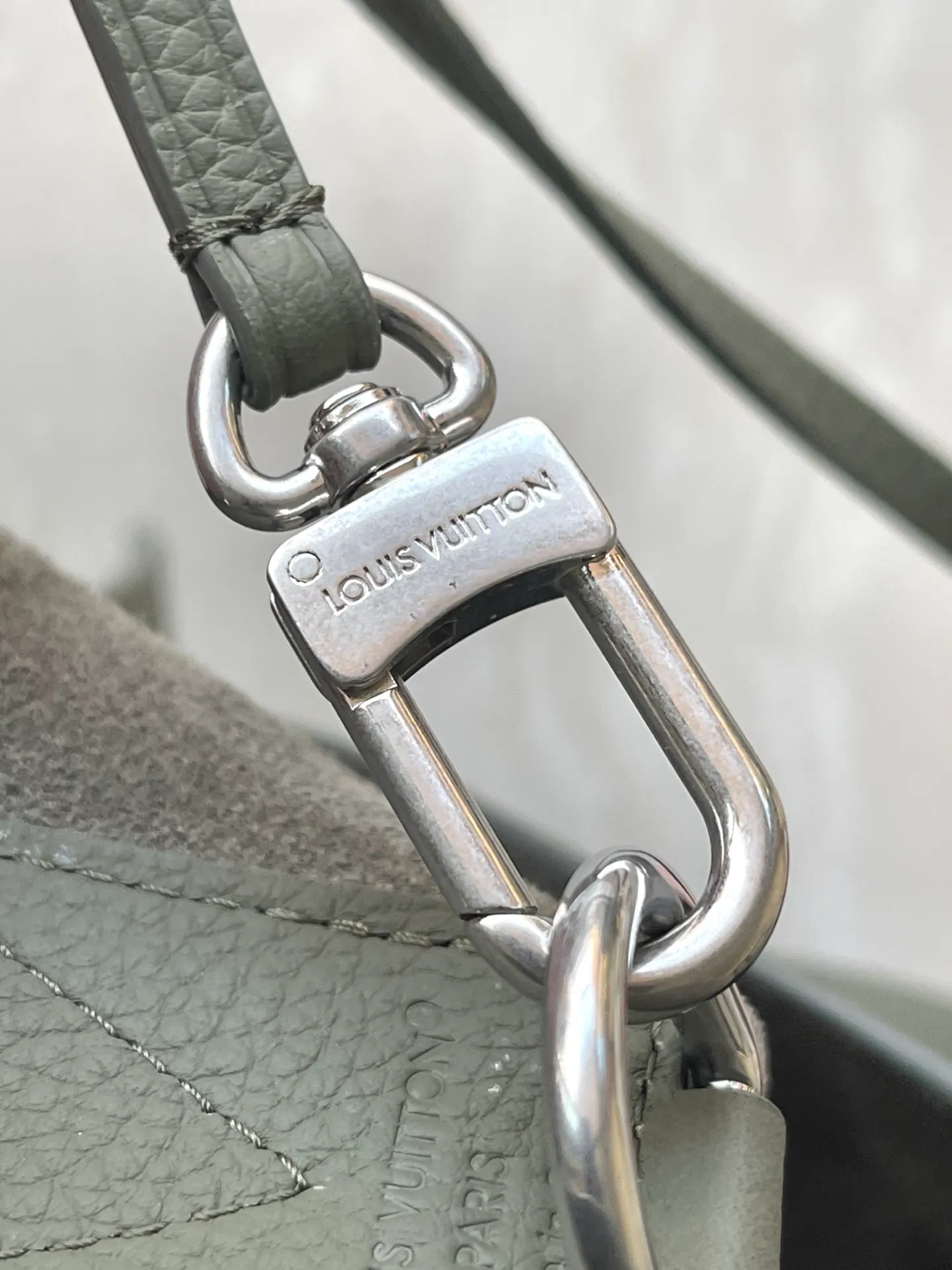💰1280 (top-grain leather) top original order M26747 This Verso Hobo handbag is made of LV Touch cow leather to create a trendy and easy-to-wear configuration. Smooth grained leather and tonal suede give the front and back a unique look. Subtle V-shaped stitching accents each side pocket, and a removable suede organizer adds a functional detail. Dimensions: 33 x 15.5 x 30 cm