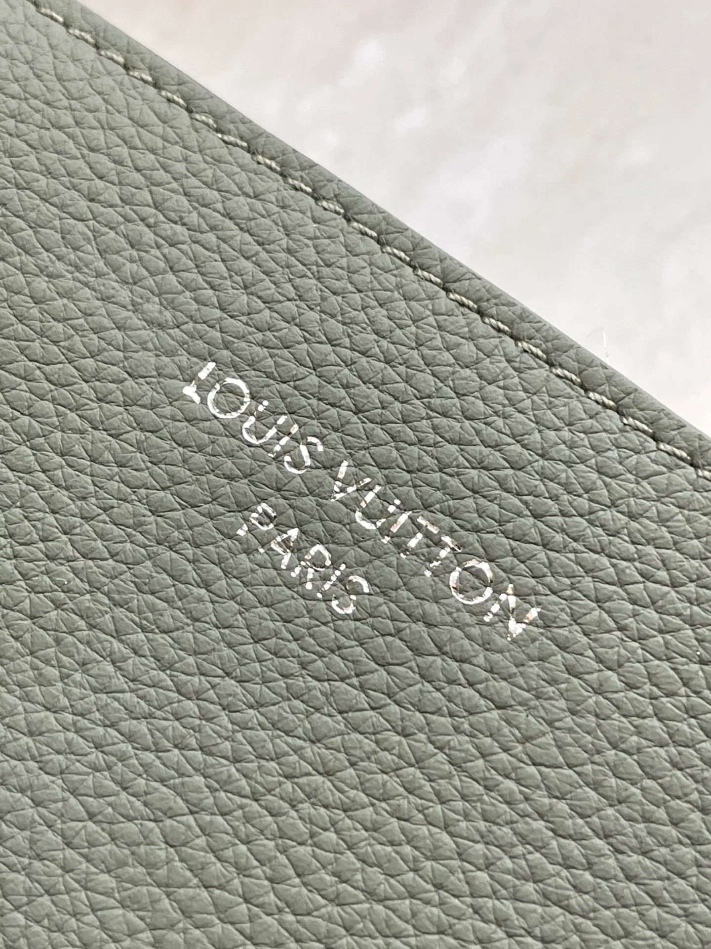 💰1280 (top-grain leather) top original order M26747 This Verso Hobo handbag is made of LV Touch cow leather to create a trendy and easy-to-wear configuration. Smooth grained leather and tonal suede give the front and back a unique look. Subtle V-shaped stitching accents each side pocket, and a removable suede organizer adds a functional detail. Dimensions: 33 x 15.5 x 30 cm