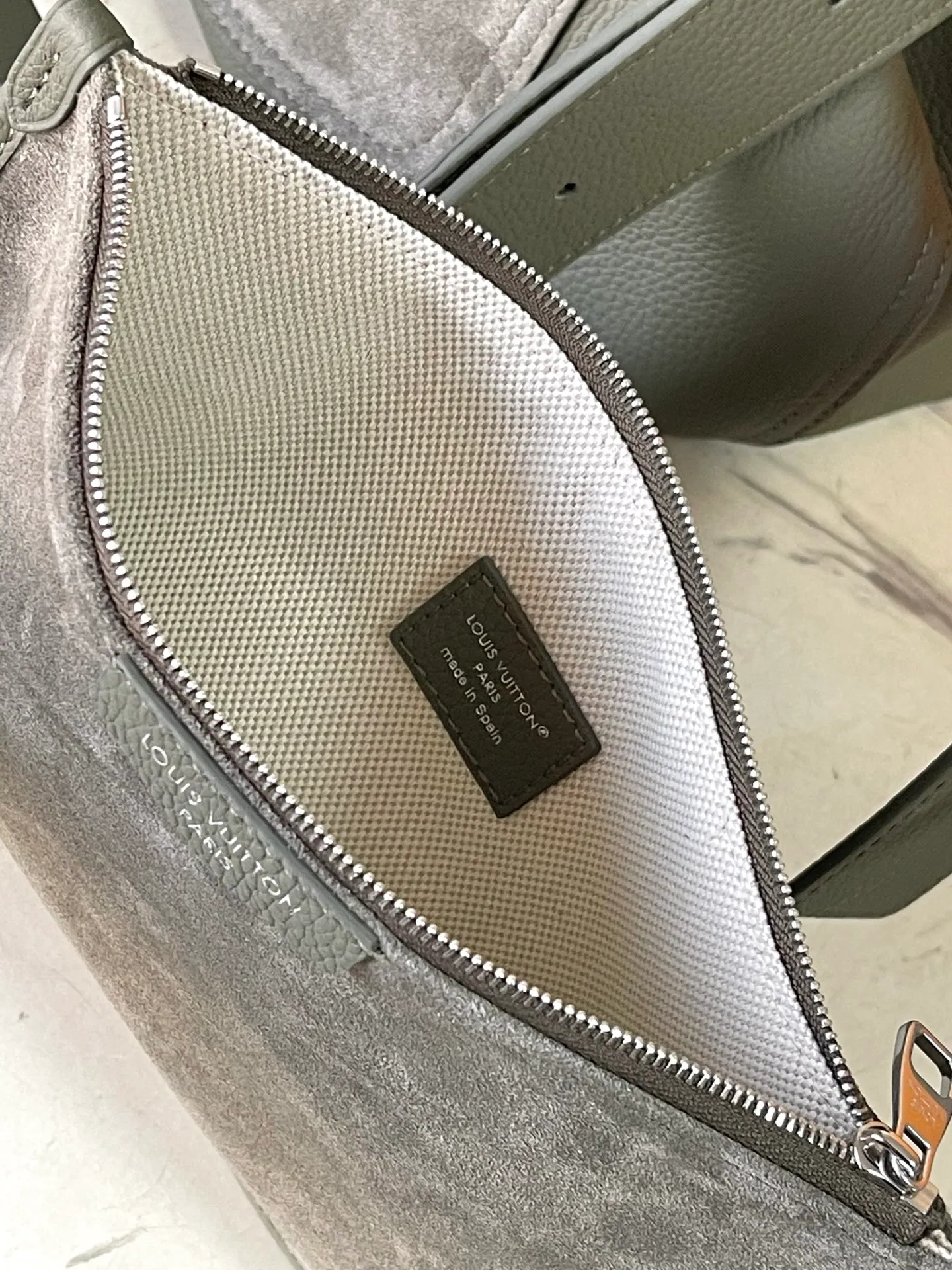 💰1280 (top-grain leather) top original order M26747 This Verso Hobo handbag is made of LV Touch cow leather to create a trendy and easy-to-wear configuration. Smooth grained leather and tonal suede give the front and back a unique look. Subtle V-shaped stitching accents each side pocket, and a removable suede organizer adds a functional detail. Dimensions: 33 x 15.5 x 30 cm