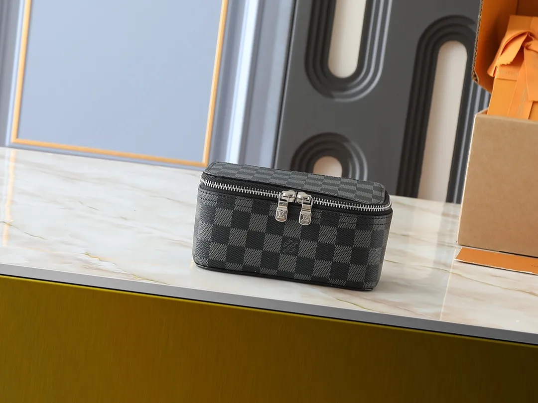 💰Large 130, medium 120, small 220💰Upgraded original M43690 M43689 M43688 old flower, black flower, black grid, jewelry box meets modern style travel jewelry box. Presbyopia storage box cosmetic bag box jewelry box, elegant red microfiber lining, this exquisite and elegant Monogram treasure can safely store earrings, necklaces, bracelets and rings. The size is large 34.0×22.0×8.5, medium 22.4x14x8.5, small 17x9.5x8.5 cm.