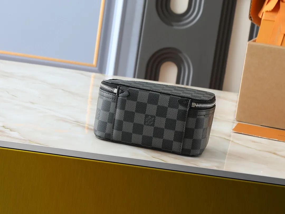 💰Large 130, medium 120, small 220💰Upgraded original M43690 M43689 M43688 old flower, black flower, black grid, jewelry box meets modern style travel jewelry box. Presbyopia storage box cosmetic bag box jewelry box, elegant red microfiber lining, this exquisite and elegant Monogram treasure can safely store earrings, necklaces, bracelets and rings. The size is large 34.0×22.0×8.5, medium 22.4x14x8.5, small 17x9.5x8.5 cm.