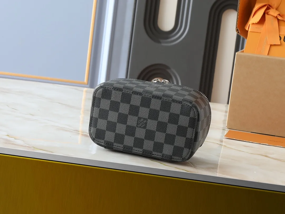 💰Large 130, medium 120, small 220💰Upgraded original M43690 M43689 M43688 old flower, black flower, black grid, jewelry box meets modern style travel jewelry box. Presbyopia storage box cosmetic bag box jewelry box, elegant red microfiber lining, this exquisite and elegant Monogram treasure can safely store earrings, necklaces, bracelets and rings. The size is large 34.0×22.0×8.5, medium 22.4x14x8.5, small 17x9.5x8.5 cm.